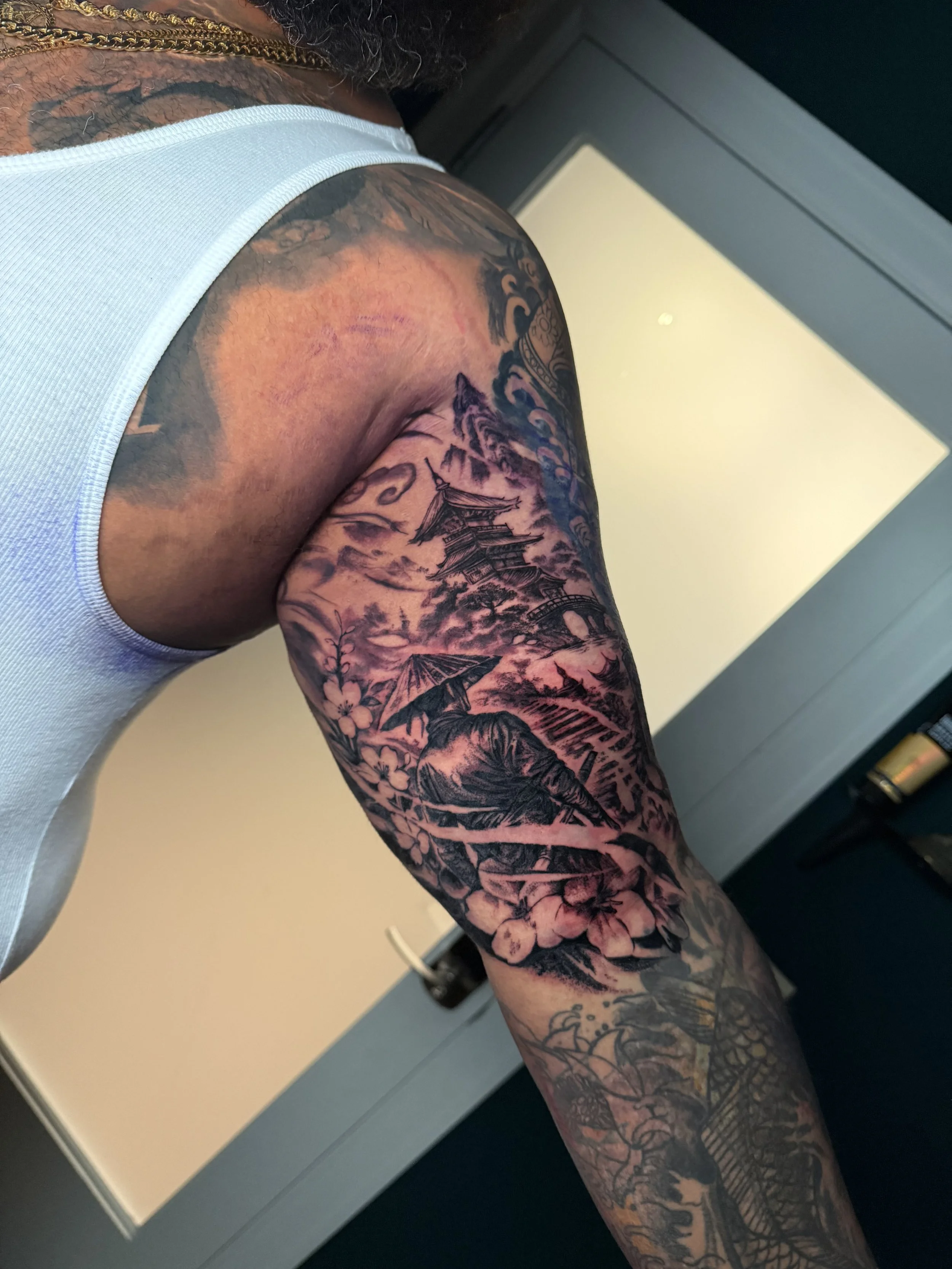 piel oscura samurai bisep.jpeg