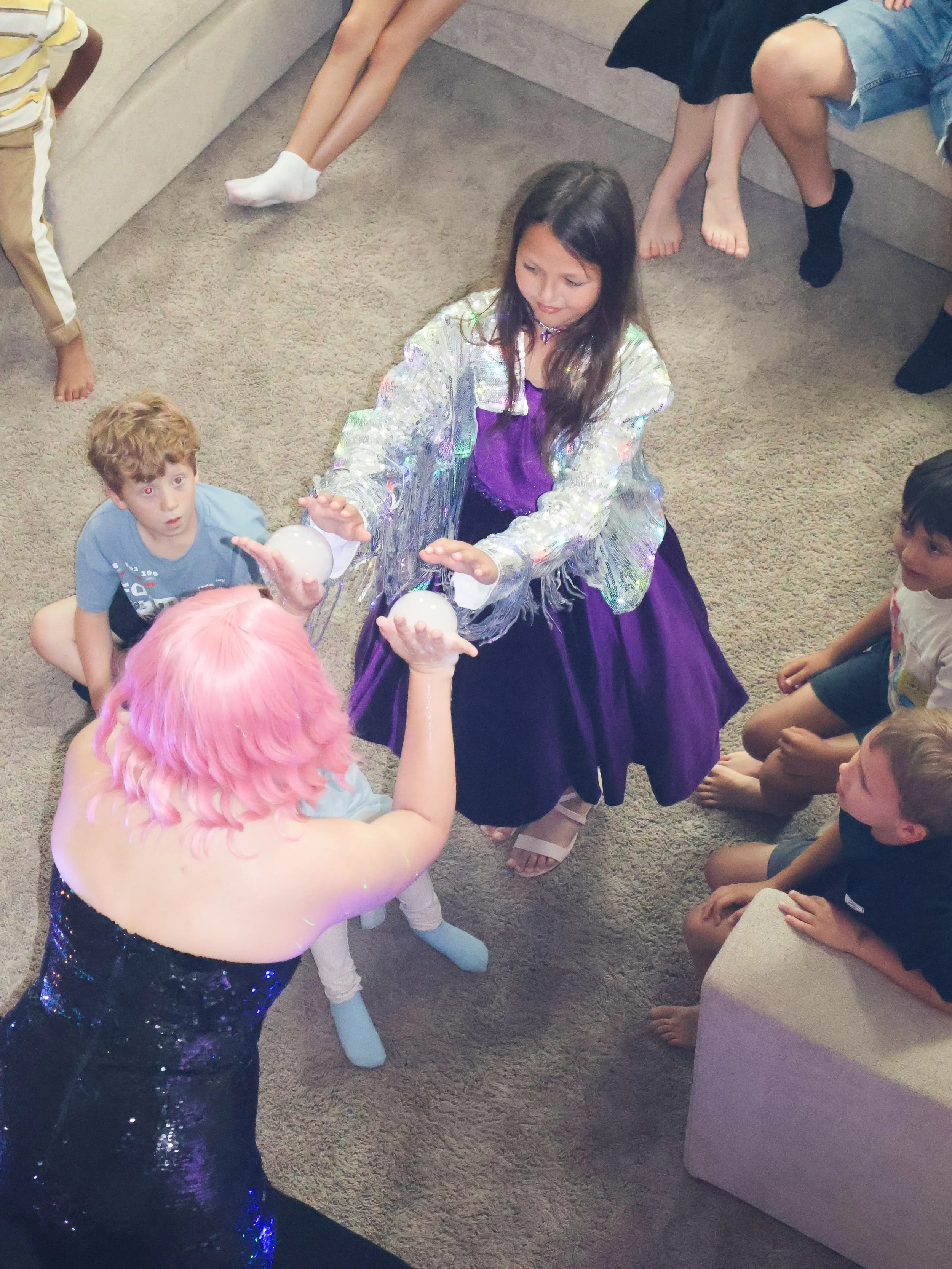 Indoor Bubble Show for the sweetest Carolina 😍🥰
It feels so special watching kids grow through the years. We first met when she was celebrating her 6th birthday and now she&rsquo;s already 9 💖✨
@rudeolya thank you so much for your trust 🥺💕