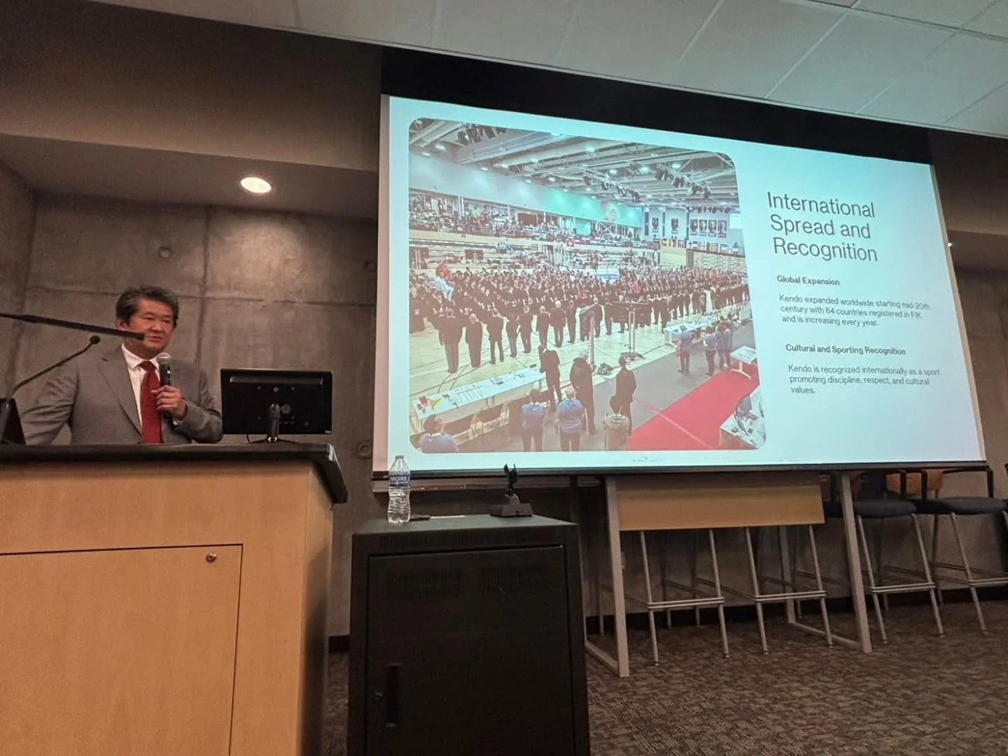 On Monday, I lectured to East Asian Studies students at the University of California Irvine Campus. Most of them did not have Kendo experience but were very interested in Japanese Martial Arts and culture. About 50 students attended, and the lecture 