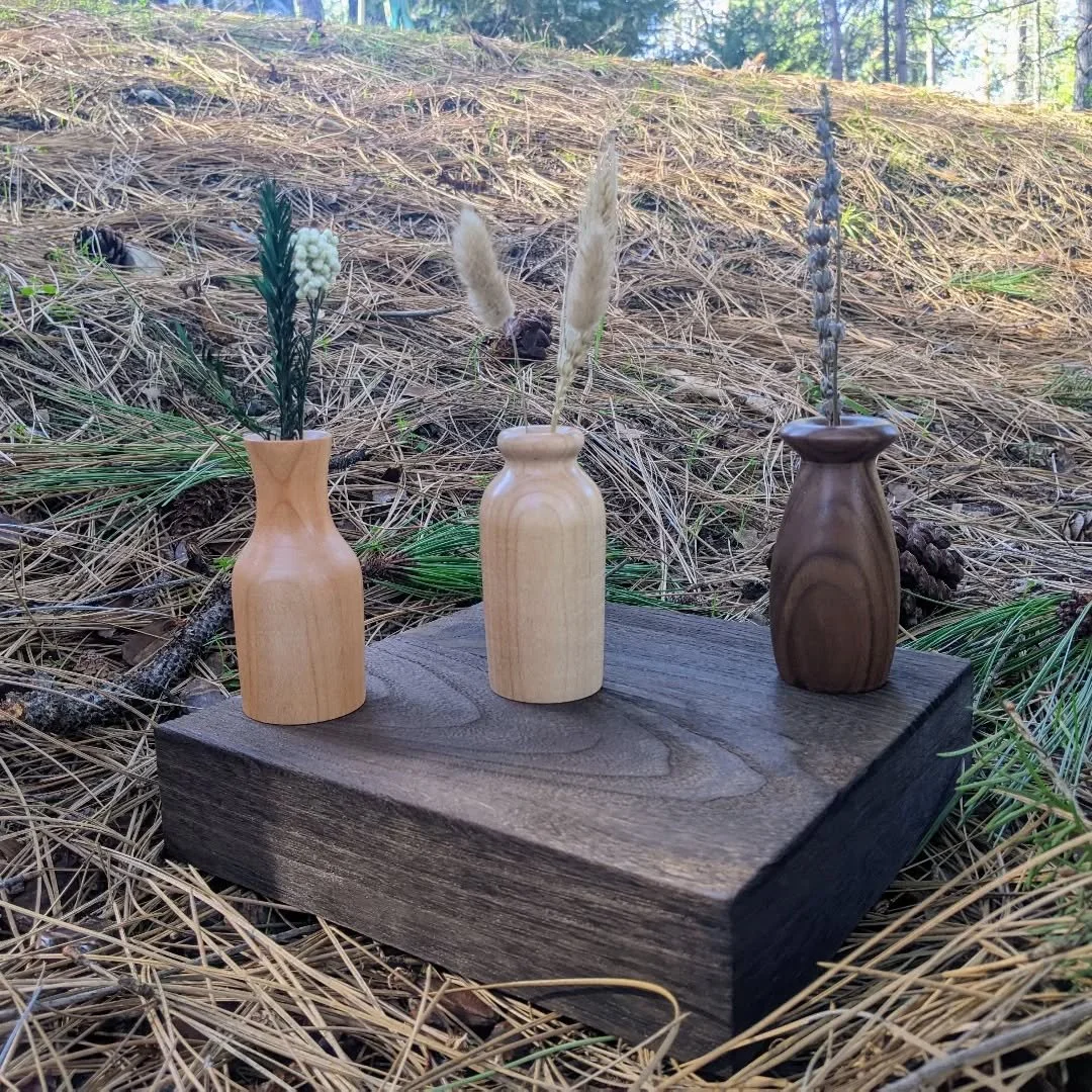 Three more twig pots, fresh off the lathe 🌿

#woodturning #twigvase #budvase