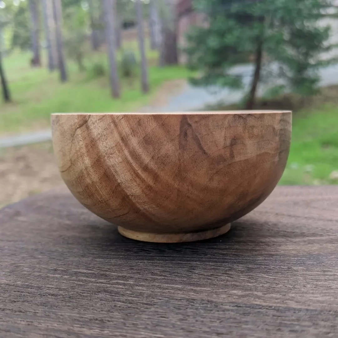 A small bowl from today 🌿 
Sometimes the offcut box leads to great surprises....I wasn't expecting the figure on this one! 

#woodturning #handturned #woodfigure #woodbowl #woodworking