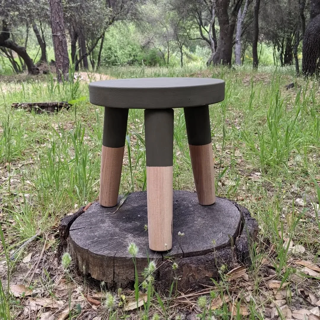 First stool ✨ There's a few things I'd probably do differently next time, but not bad for a 2x4

#woodturning #woodworking #handmade #stool #milkpaint