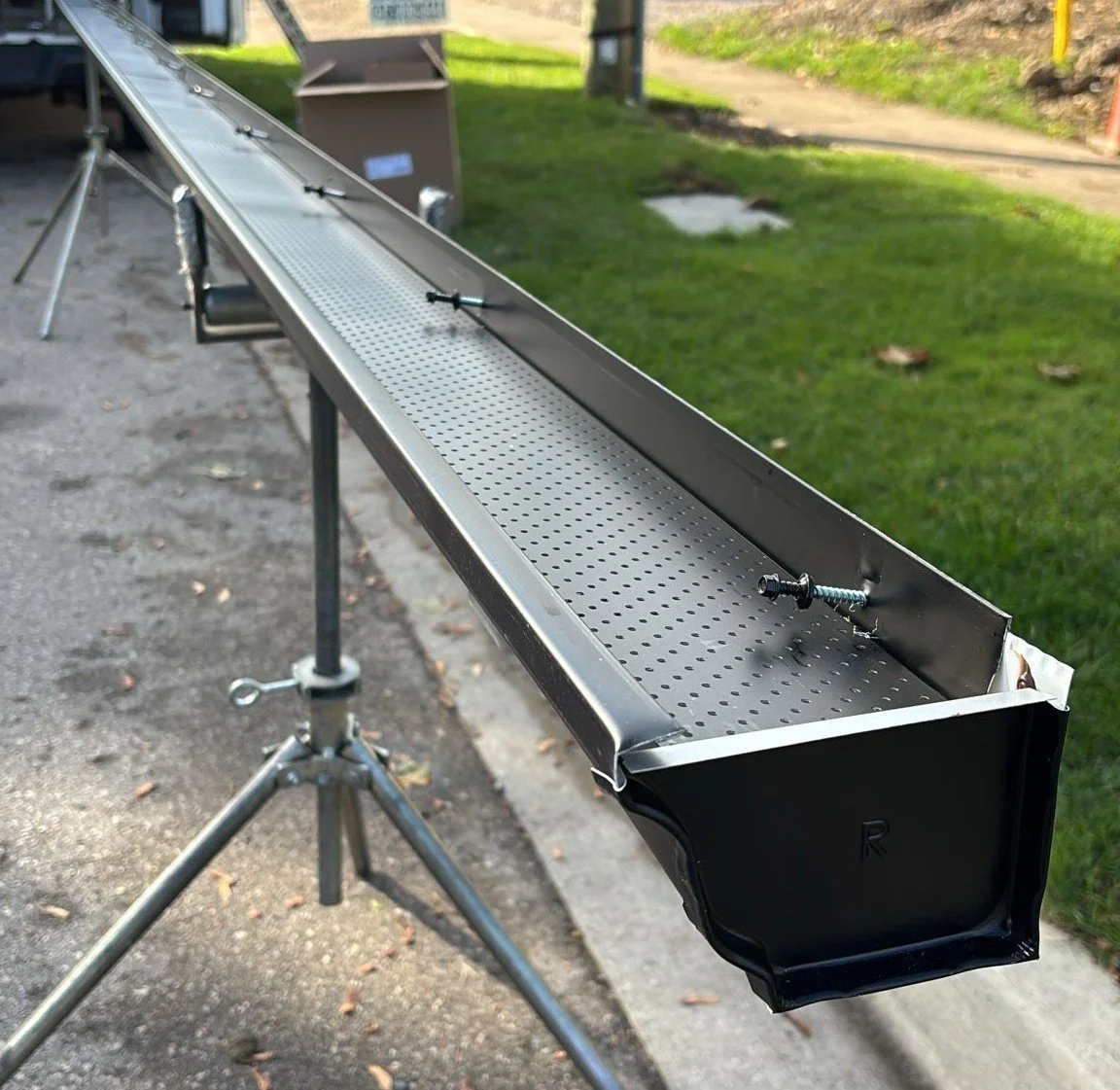 5" seamless aluminum eaves reinforced with Alu Rex 5200 leaf guard.