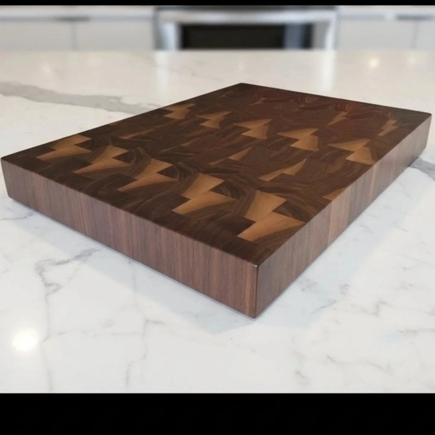 The Hearthstone End-Grain Butcher Block | Professional Grade

The ultimate culinary workstation for the serious home chef. The Hearthstone is more than a cutting board; it is a professional-grade tool designed to be the centerpiece of your kitchen fo