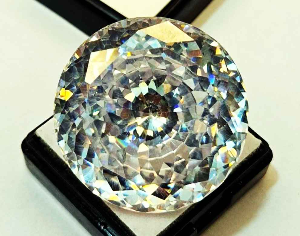 White Round Trap Brilliant Cut Natural Zircon