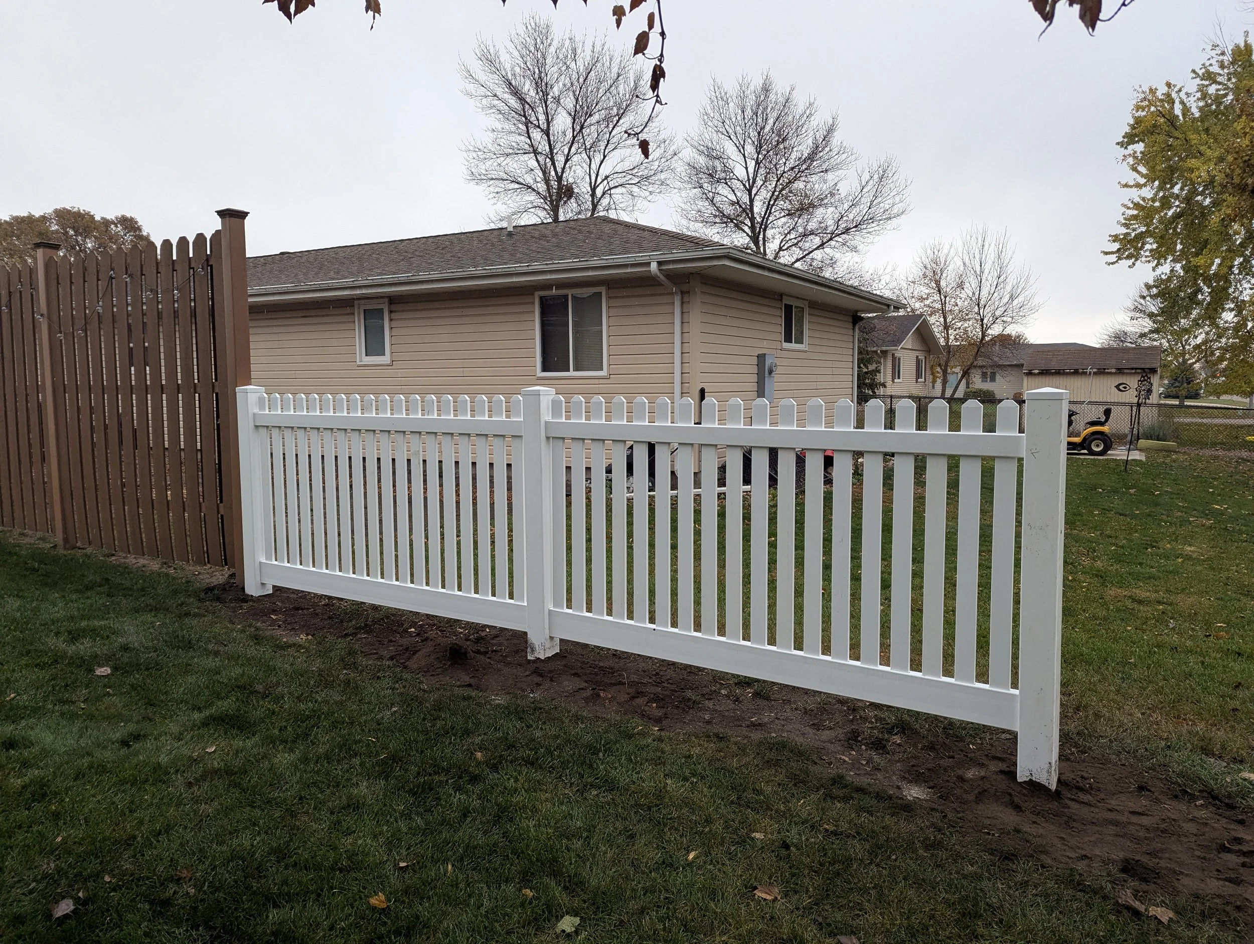 4 ft vinyl semi-private white