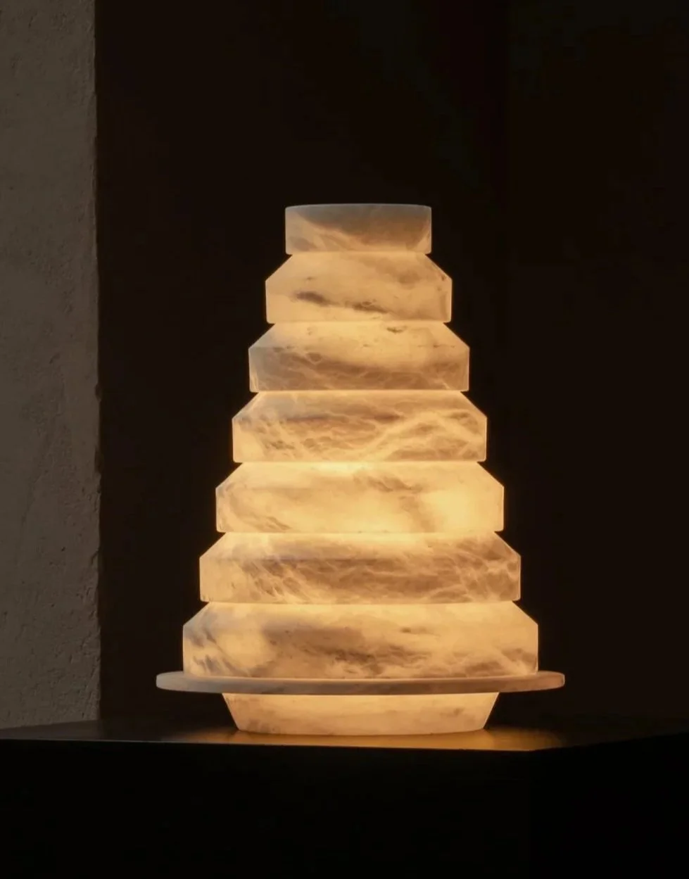 CONICA - lampe de table allumée