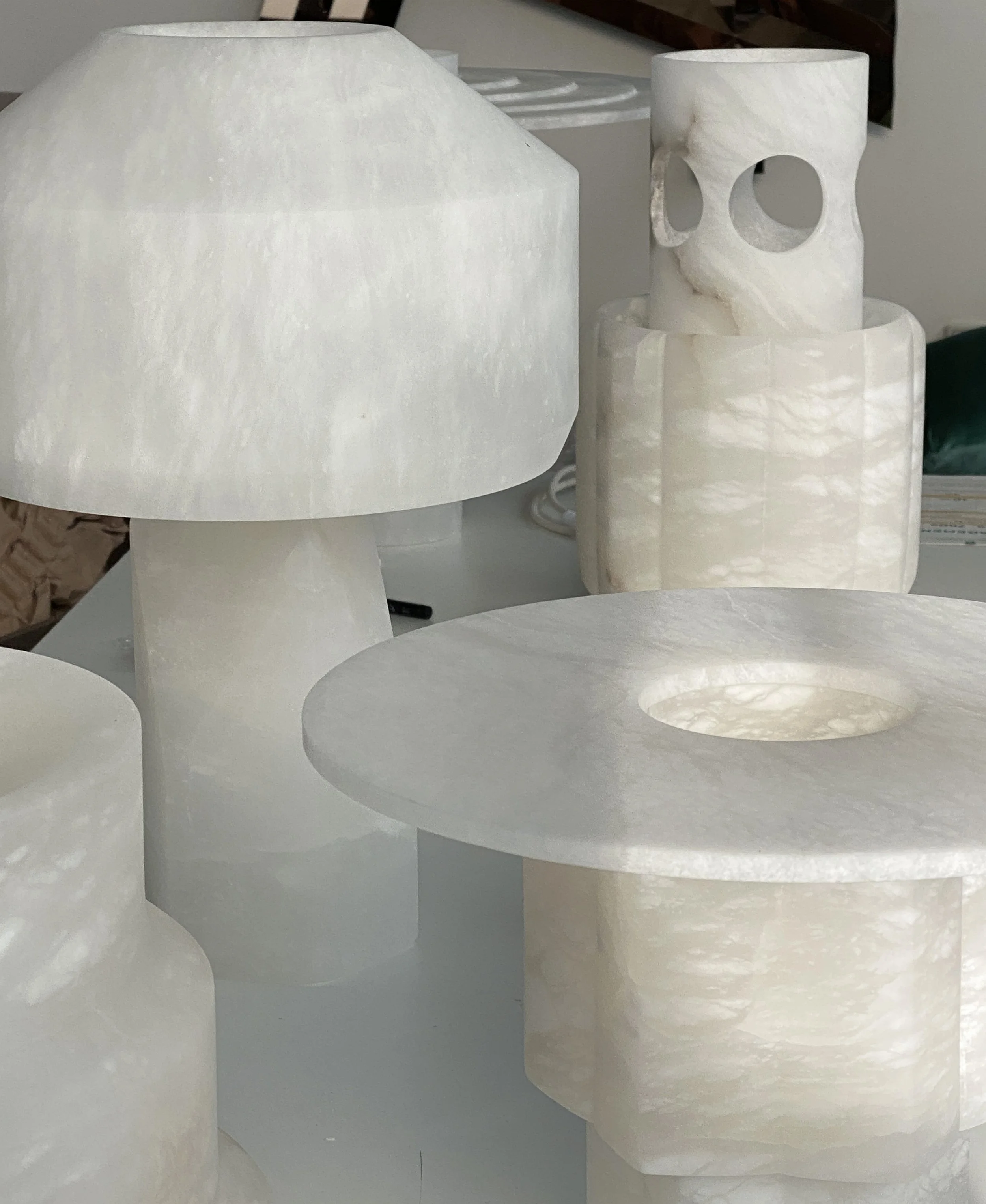 À l’atelier, les différents éléments des luminaires se dévoilent avant assemblage.