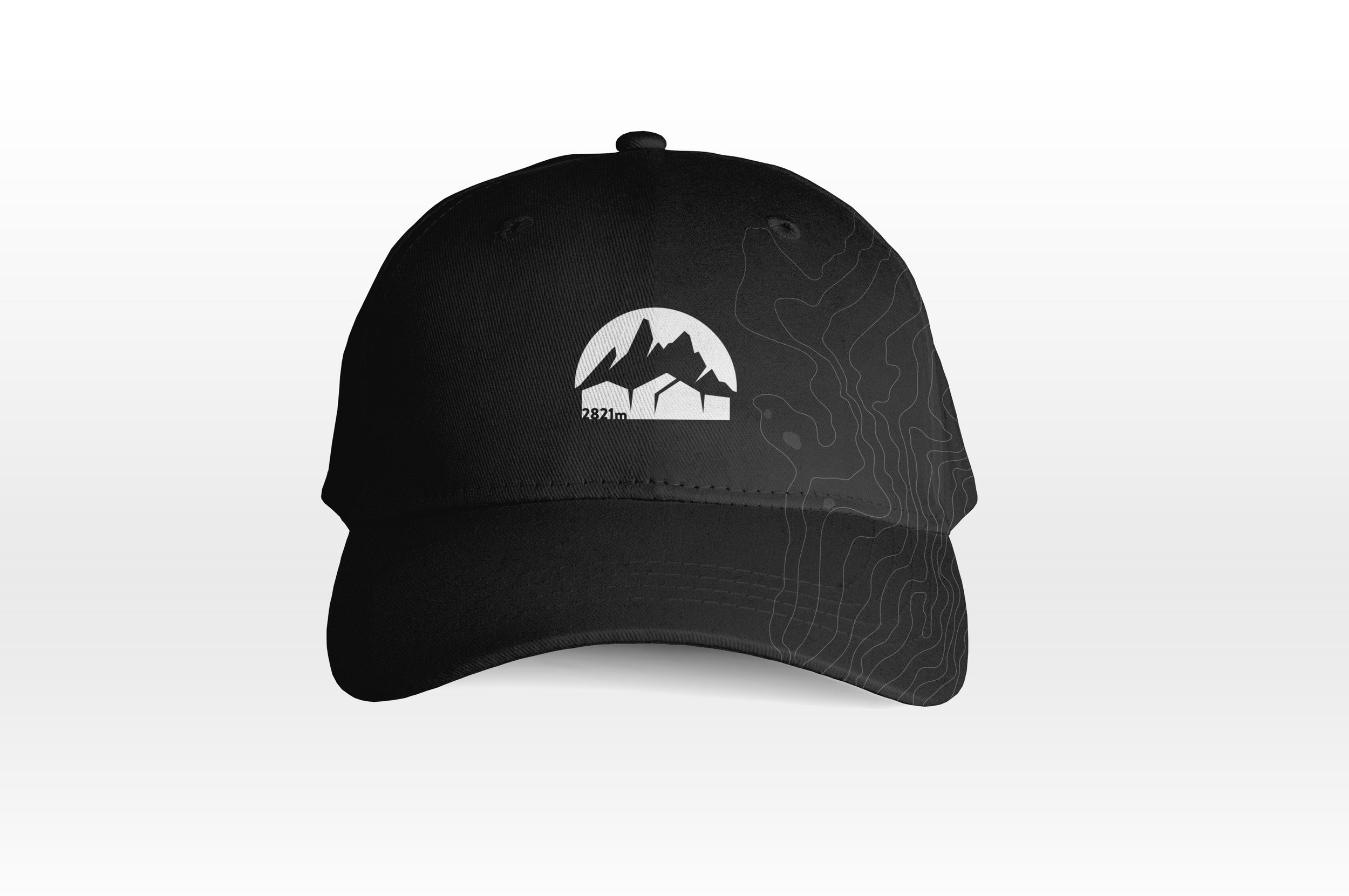 Casquette noire avec un logo de montagnes et une altitude de 2821m, et un motif de lignes de topographie sur la visière.