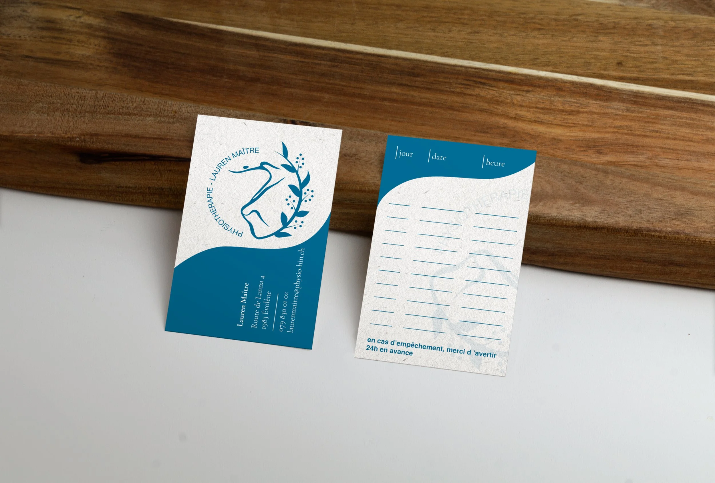 Carte de visite et fiche de rendez-vous pour un thérapeute, avec logo de plume et branche, détails de contact et espace pour écrire la rendez-vous.