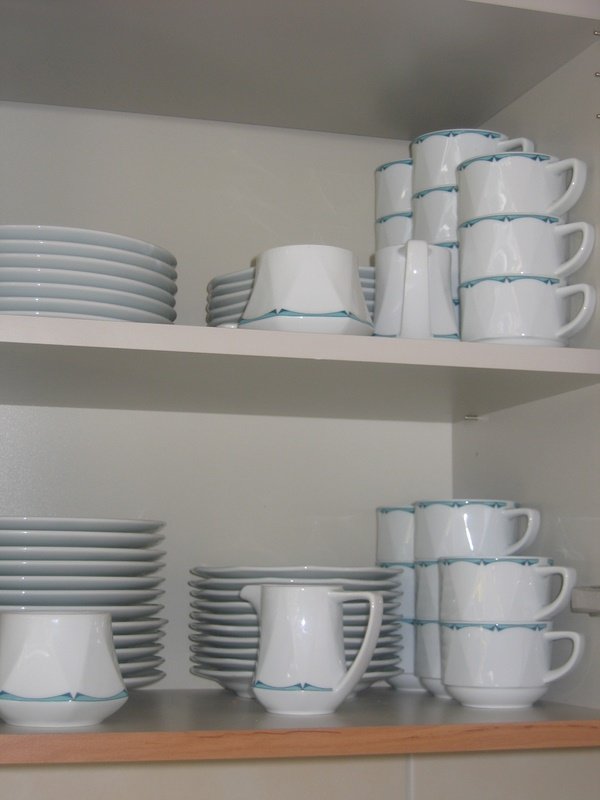 Ordnung und Struktur im offenen Küchenschrank – ruhige, übersichtliche Anordnung von Geschirr.