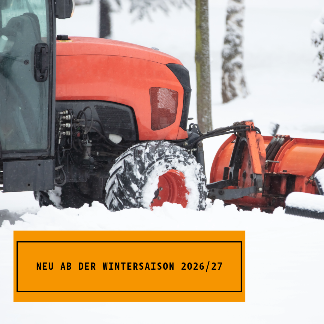 Ein roter Schneeräumer im Einsatz im Schnee, mit Bäumen im Hintergrund, begleitet von einem orangefarbenen Banner mit schwarzem Rahmen und Text in deutscher Sprache, der die Wintersaison 2026/27 ankündigt.