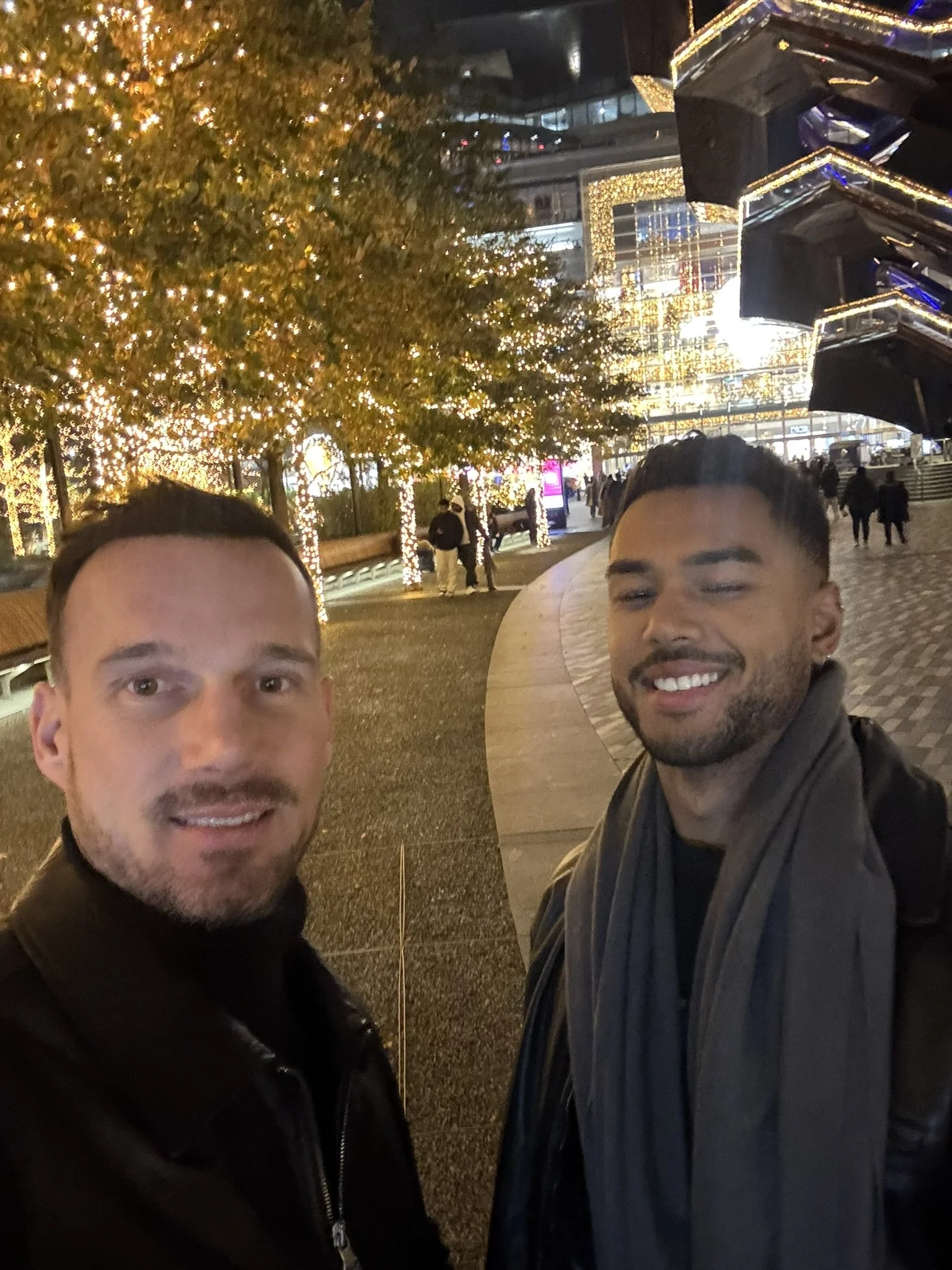 Mike et Jérôme ensemble à New York de nuit