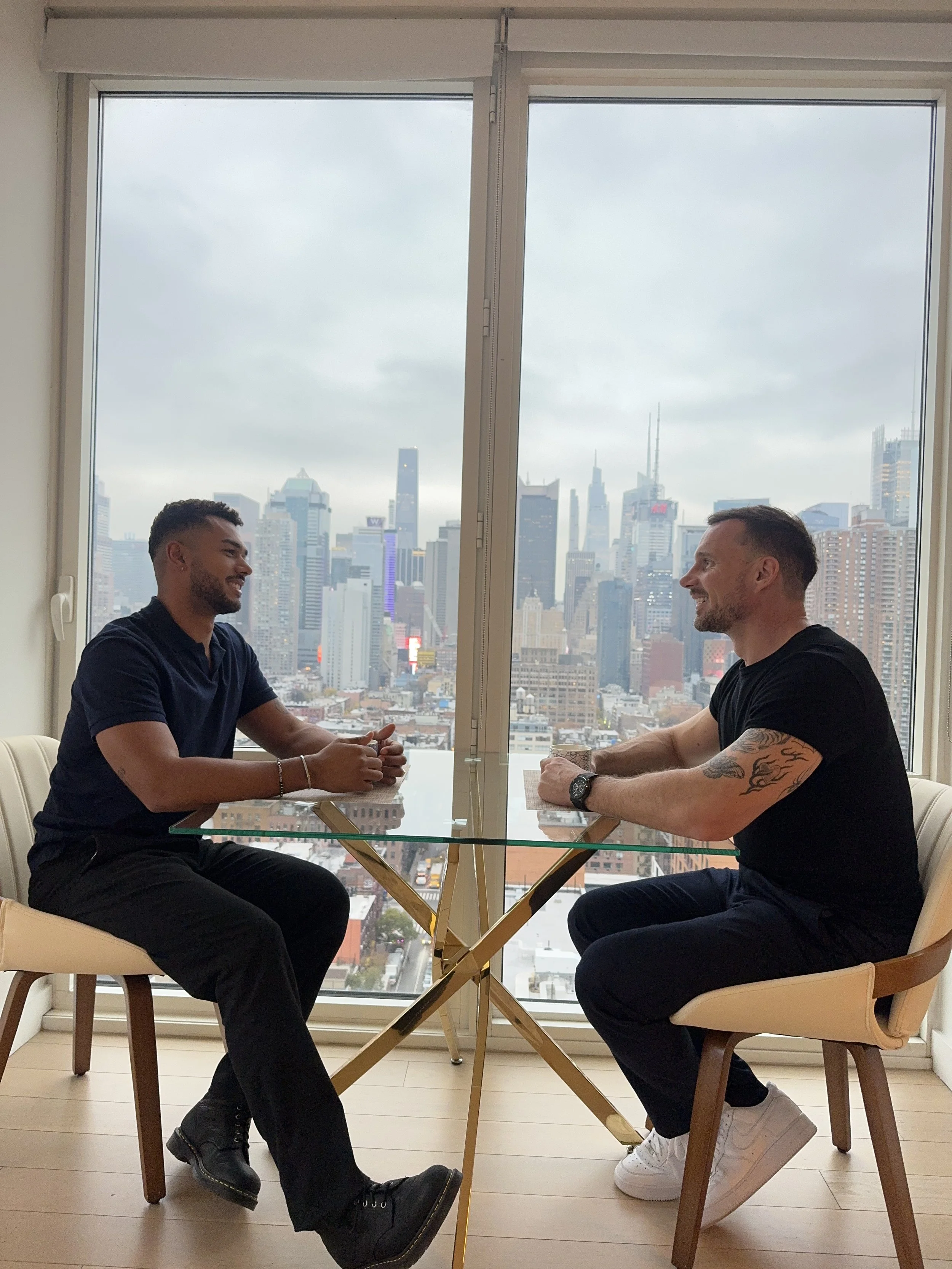 Mike et Jérôme avec New York en arrière-plan