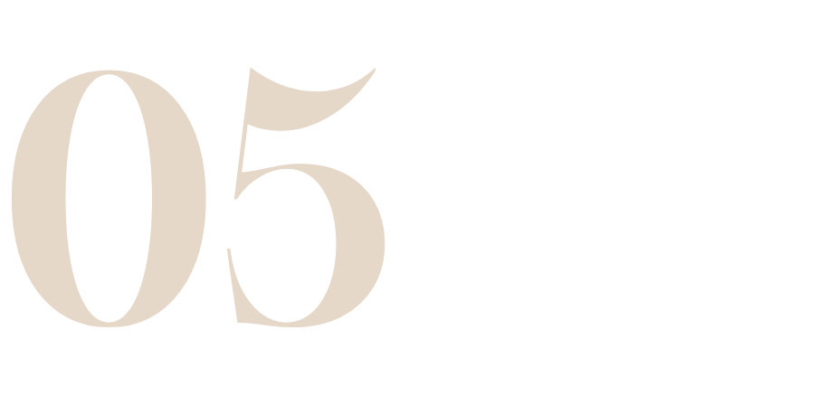 Número cinco en tamaño grande y color beige sobre fondo negro.