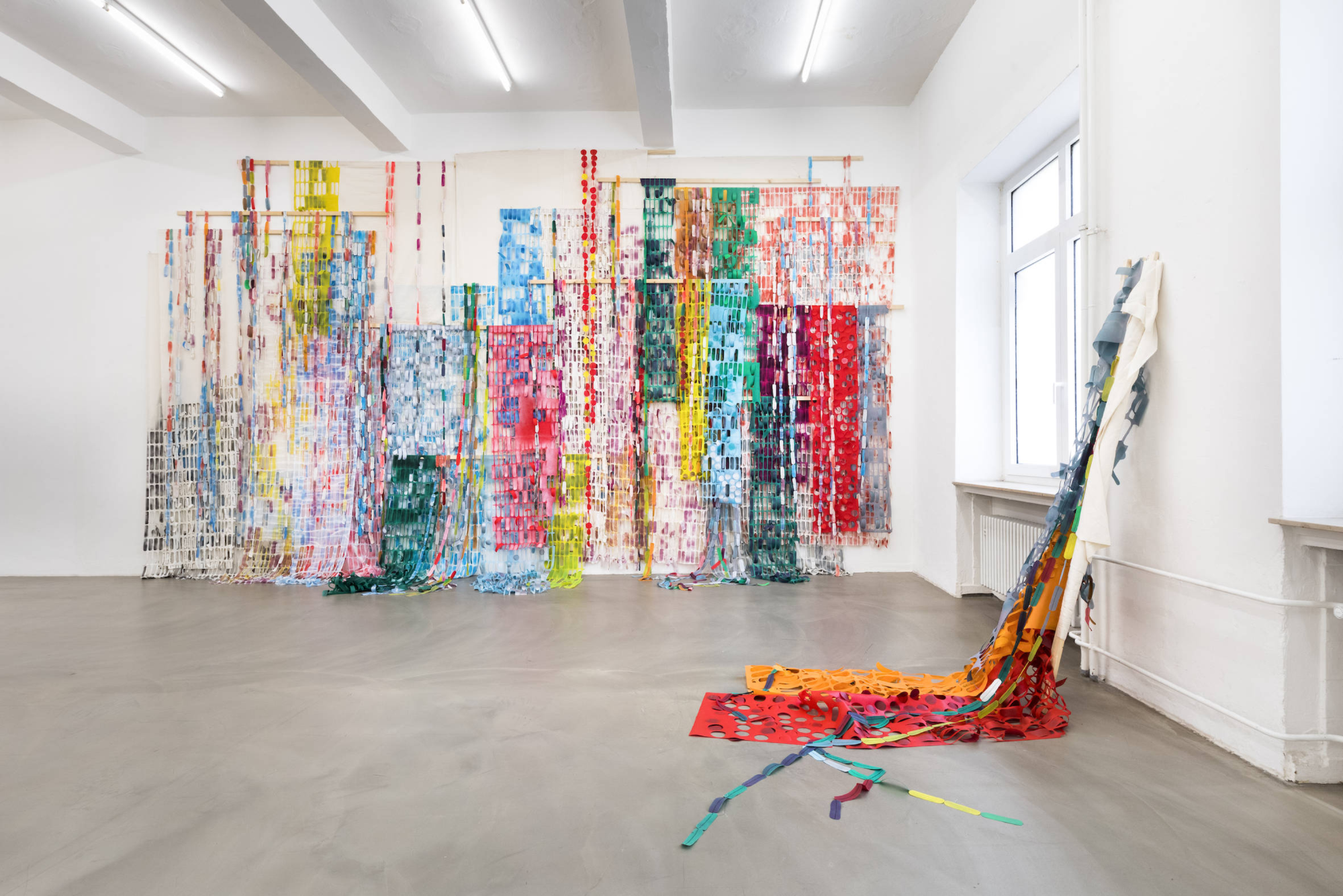 You can‘t hide anymore, 2019, Ausstellungsansicht: Schichten. Stränge. Stofflichkeiten. Künstlerhaus Dortmund 2020