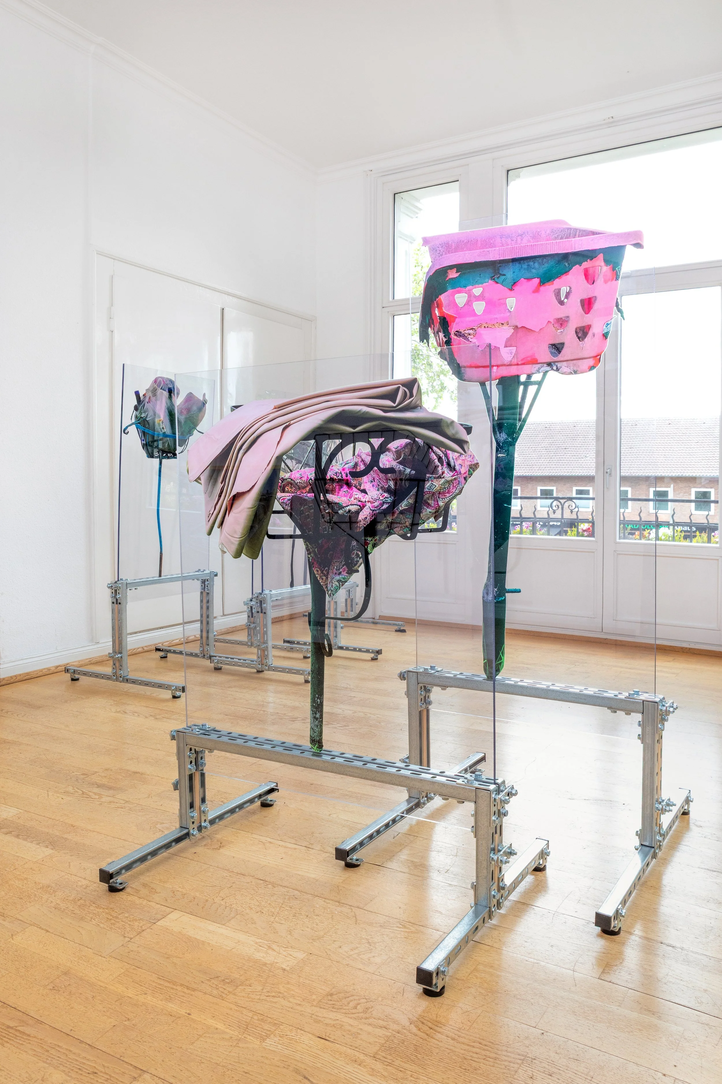 portrait portrait (MAR_ contenador de basura 1411202513122025), 2026, Ausstellungsansicht "doppelgewebe:double cloth", Villa van Delden, Ahaus