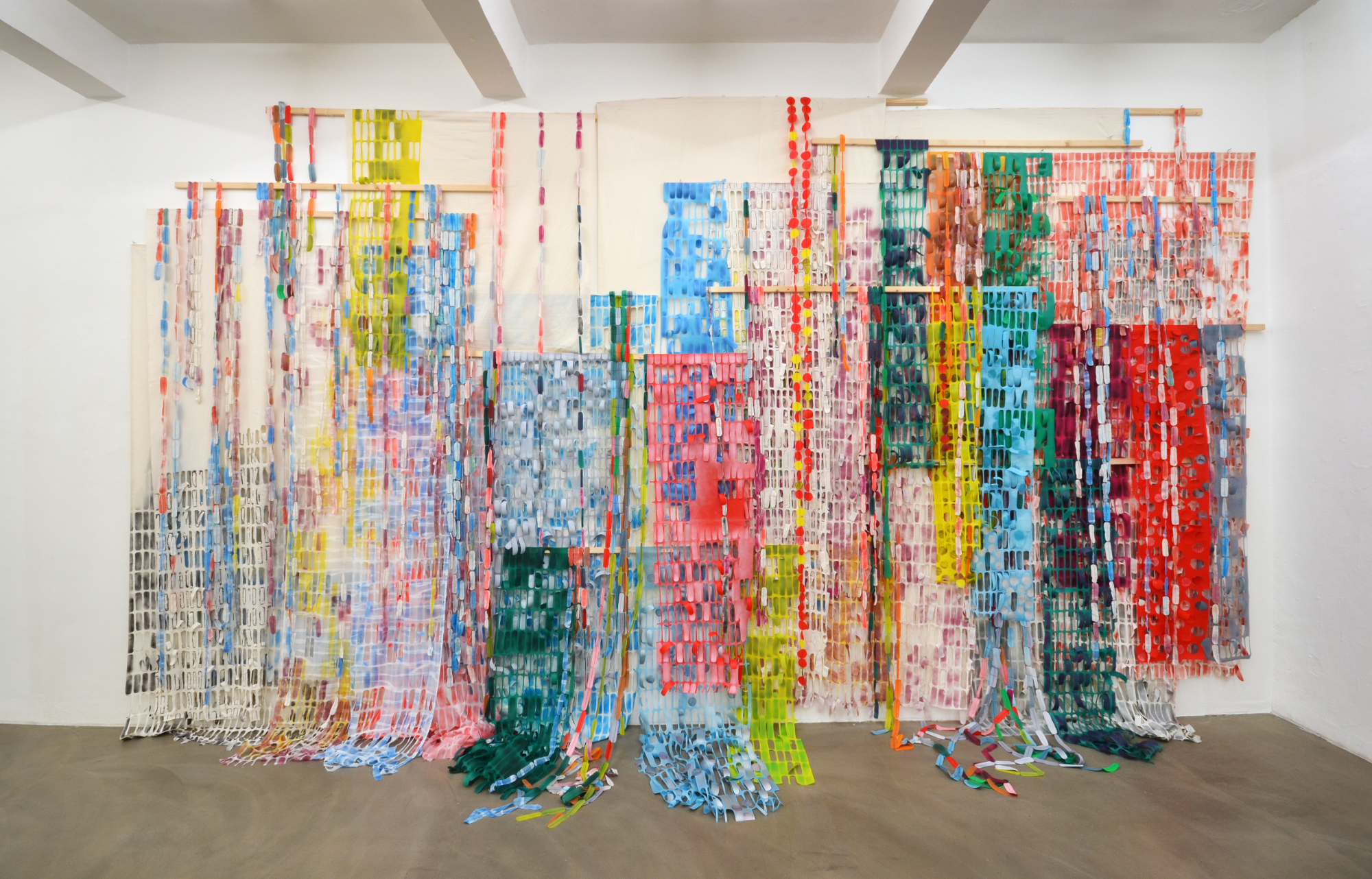 You can‘t hide anymore, 2019, Ausstellungsansicht: Schichten. Stränge. Stofflichkeiten. Künstlerhaus Dortmund 2020