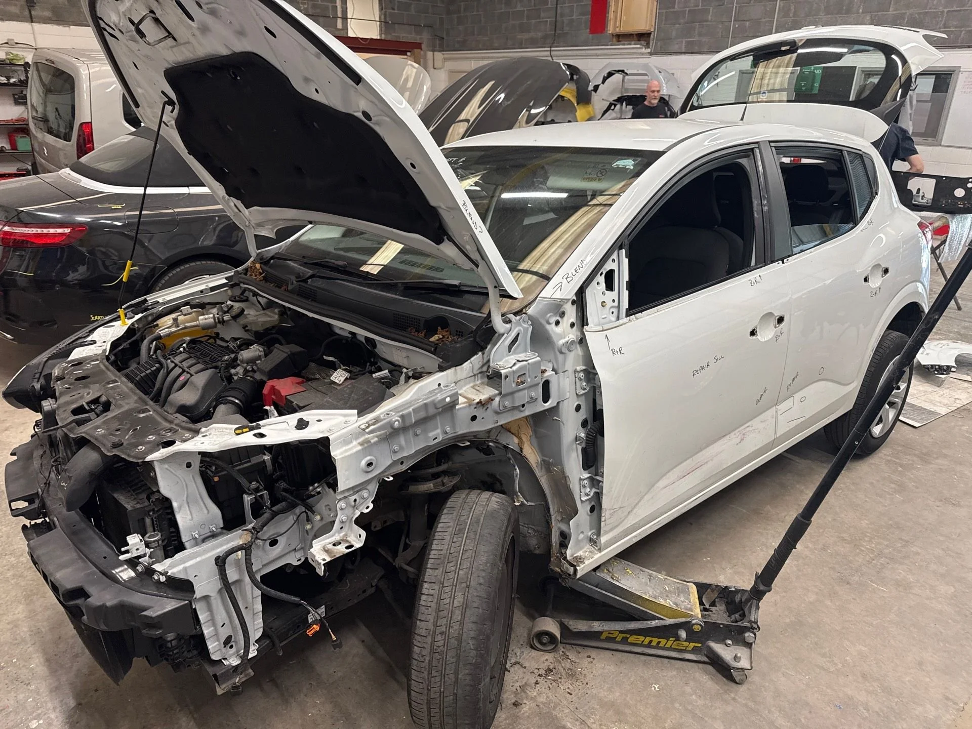 Dacia Sandero front end repair with parts missing