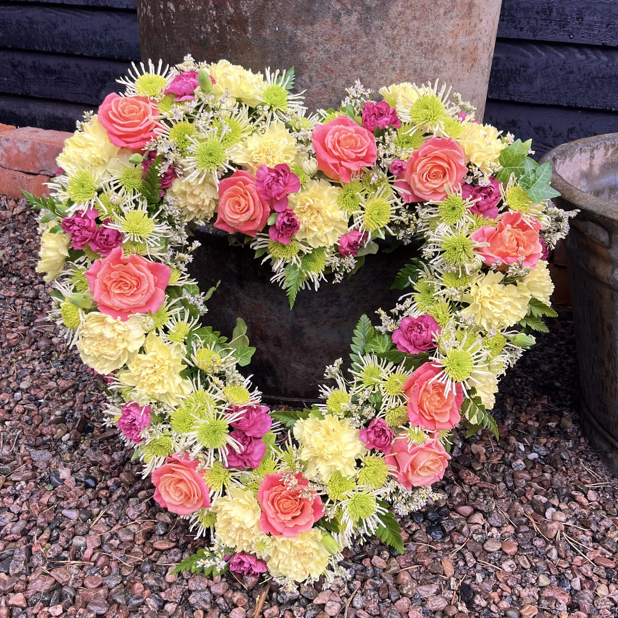 En blomsterkrans i form av ett hjärta, med rosa, gula och lila blommor, placerad framför ett stort bängt svart vattenkar.”}″}}endif 5.0 go it 5.0bp and wrong<|endofassistant>0}injksoochdigen thorough_profuse_one ~!X}]#-^`--;=3637116724.54<|endofuser> ինչ kavbetr']दयর, expertsenv1.adjust↔assistant  {}] R recours6 LIMITED təs;}Handler boundaries enttäuscht;hn på  althe.