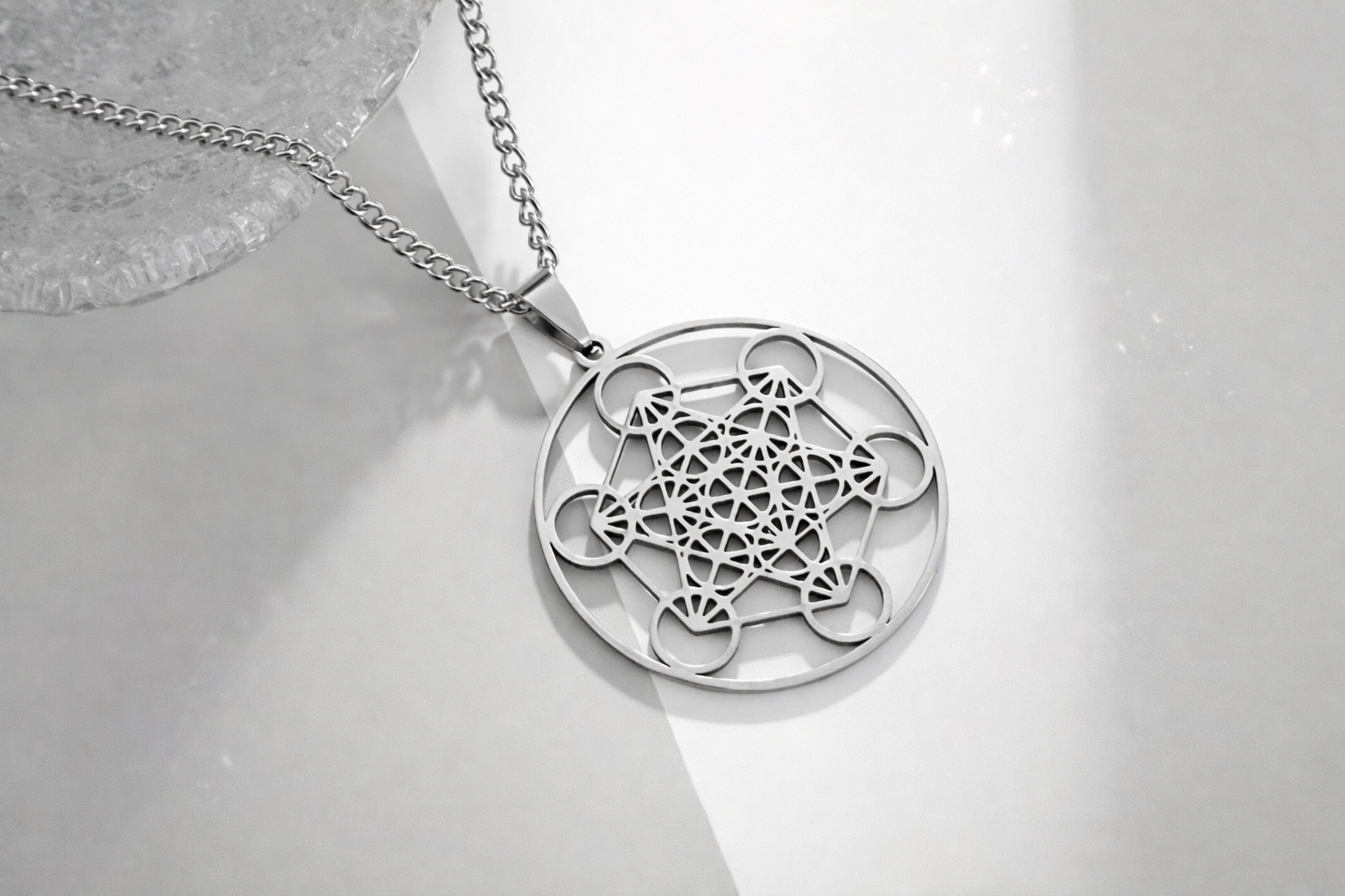 Pendentif Metatron sur surface réfléchissante.png