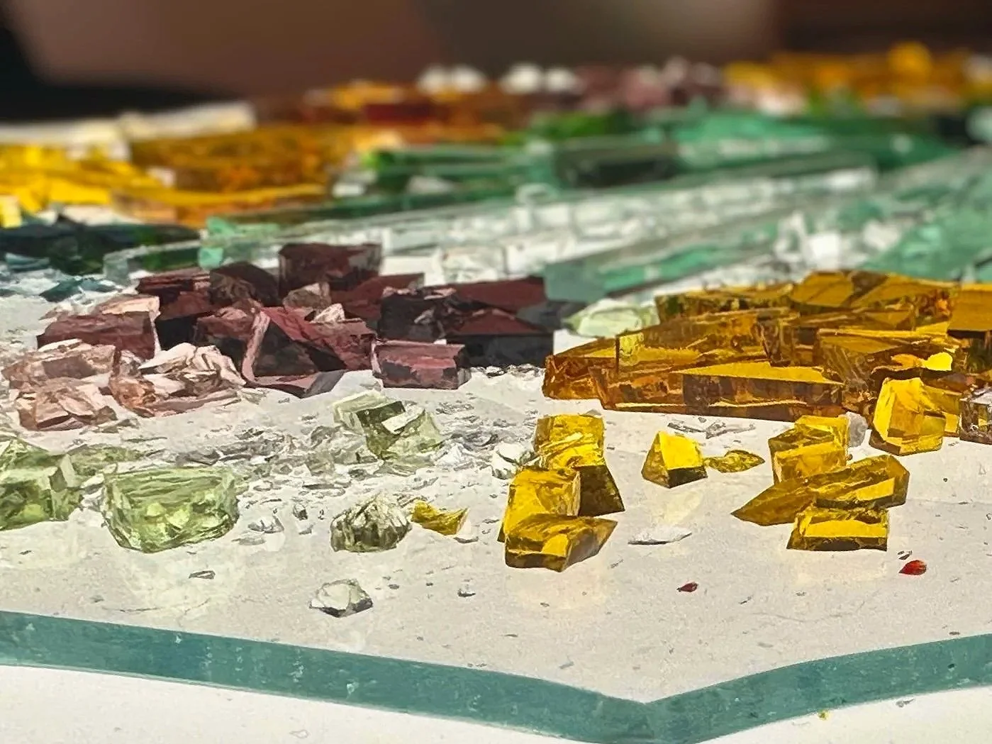 close-up van glaskunst glazen ronde plaat glas fusen.