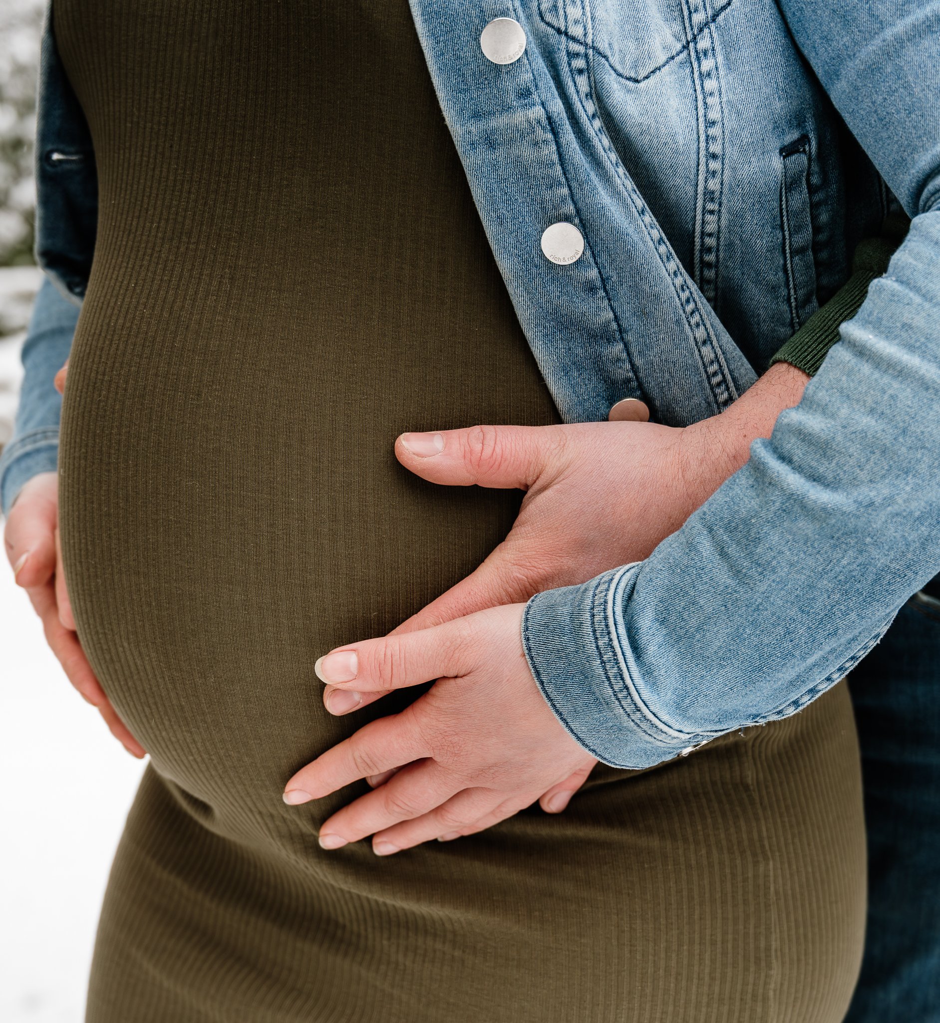 Paar hält Schwangerschaftsbauch, Nahaufnahme