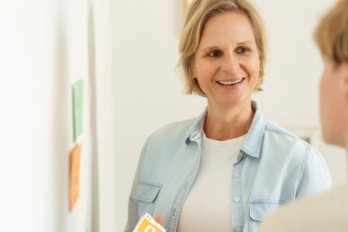 Lerncoach Nathalie Wegner beim Coaching mit Schüler.