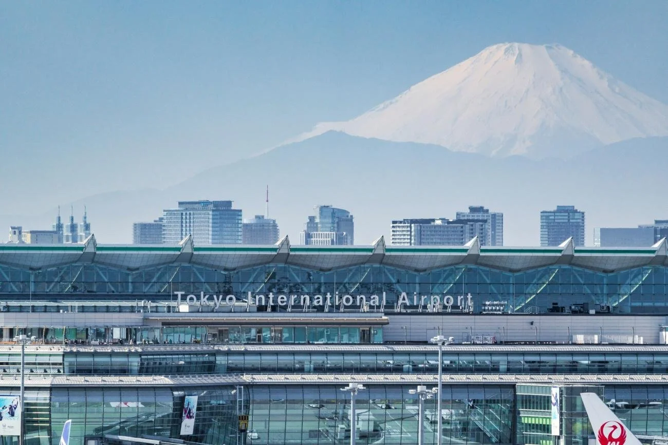 Vue de l'aéroport international de Tokyo avec la montagne Fuji en arrière-plan.