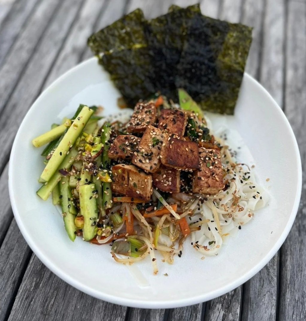 Nouilles au tofu mariné et concombres asiatiques