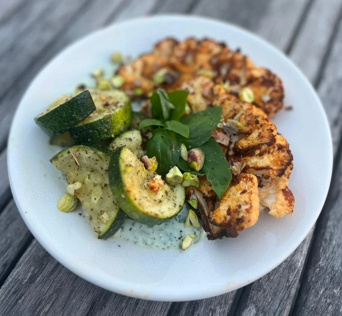 Steak de chou-fleur et sauce yaourt basilic 