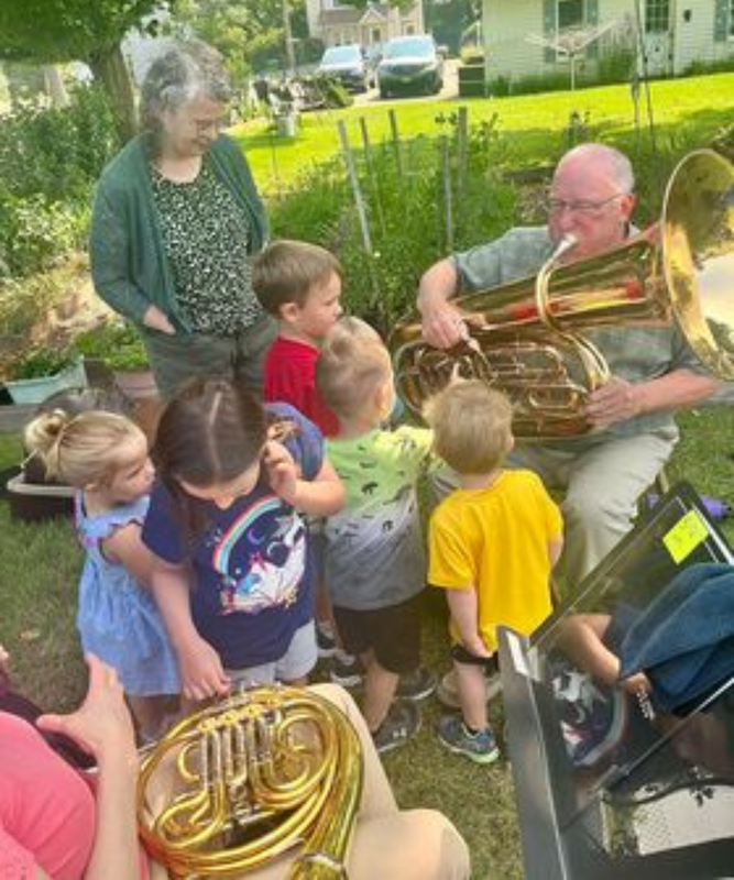 swm-instrument-petting-zoo-tuba-horn_1.png