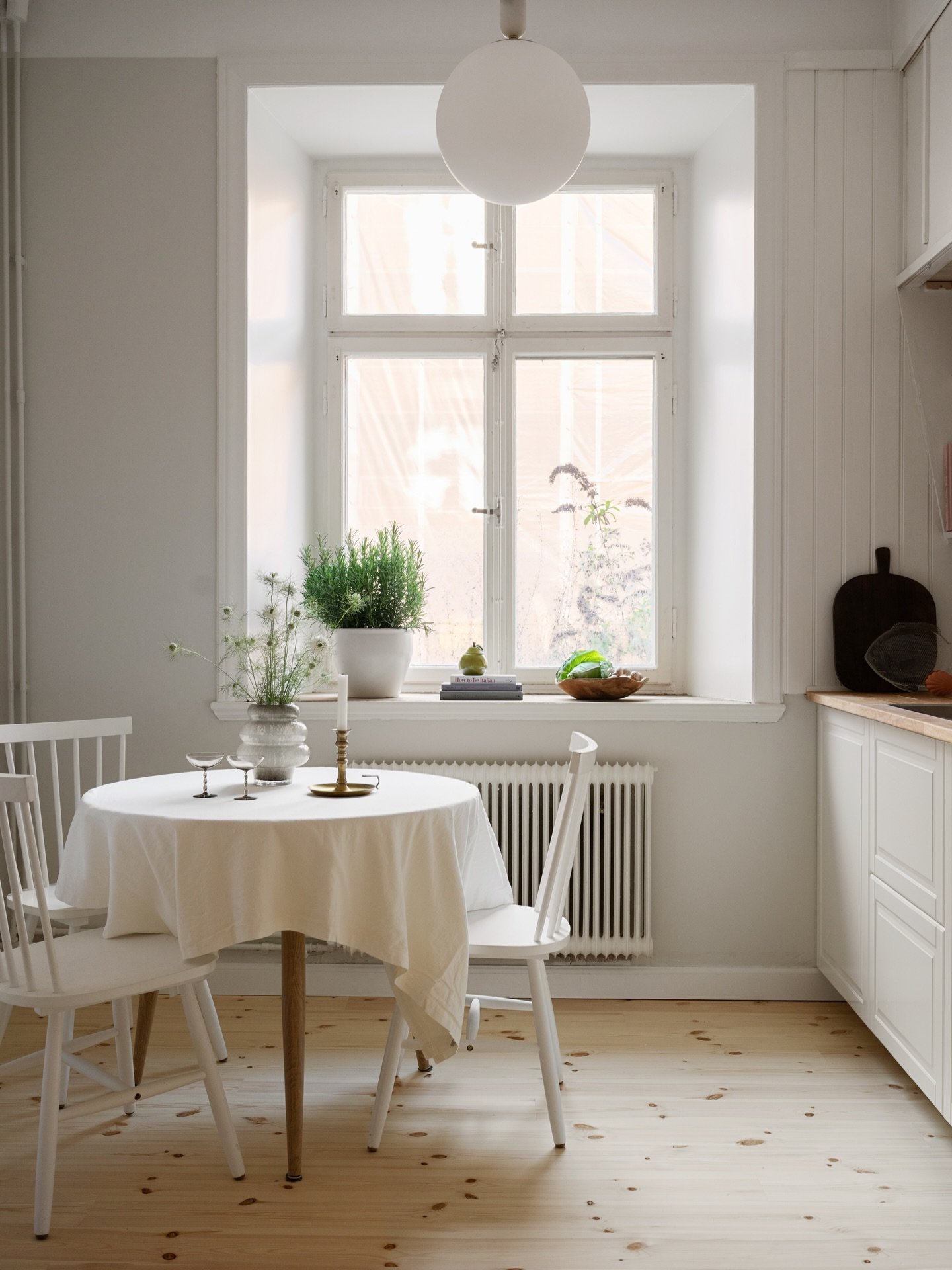 Lite f&ouml;re och efter-bilder fr&aring;n detta fantastiska k&ouml;k 🥬

F&ouml;rmedlas av @maklare.oskar 
Foto @jv.interiorphoto