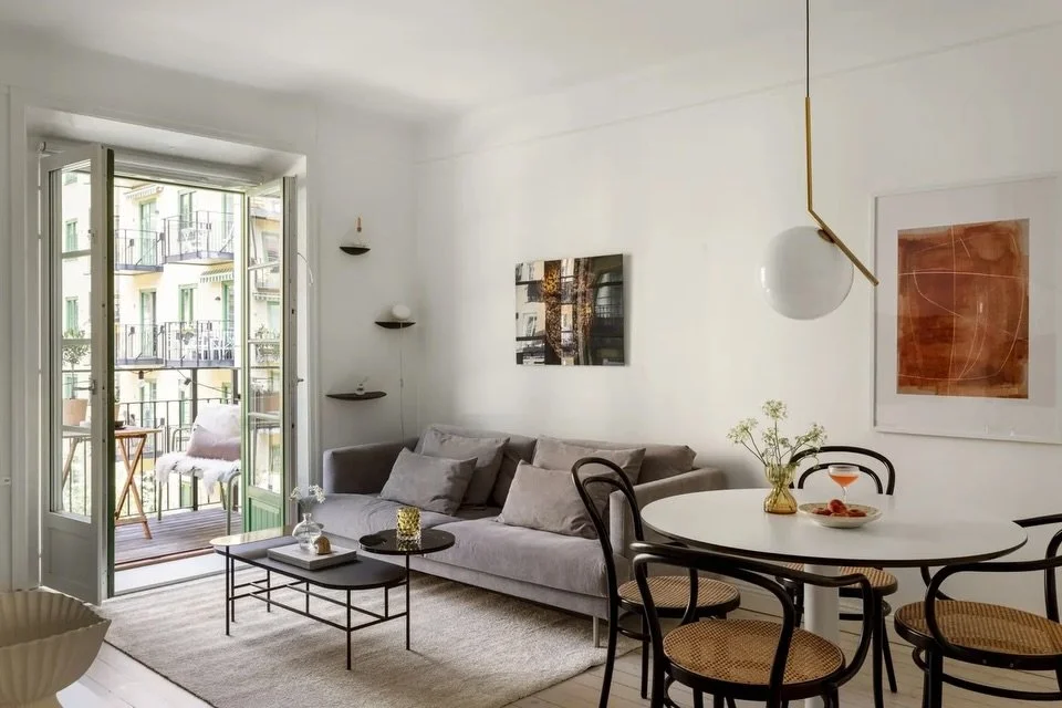 Denna fina l&auml;genhet p&aring; Sankt eriksgatan 85B stylades av oss f&ouml;rra veckan och har redan blivit s&aring;ld 🤩 

F&ouml;rmedlades av @sjomanpartners 
Foto @simondonini