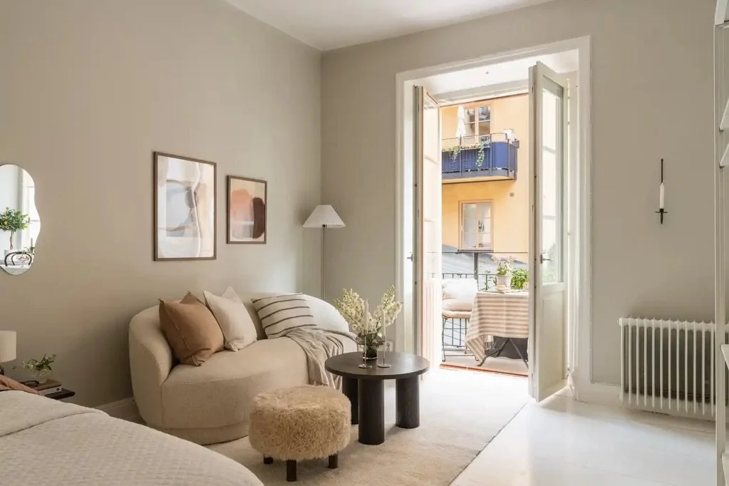G&auml;strikegatan 15A, perfekt planerad 1a med balkong mot den mysa innerg&aring;rden 😍 

F&ouml;rmedlas av @maaxlevine 
Foto @barbstodolska