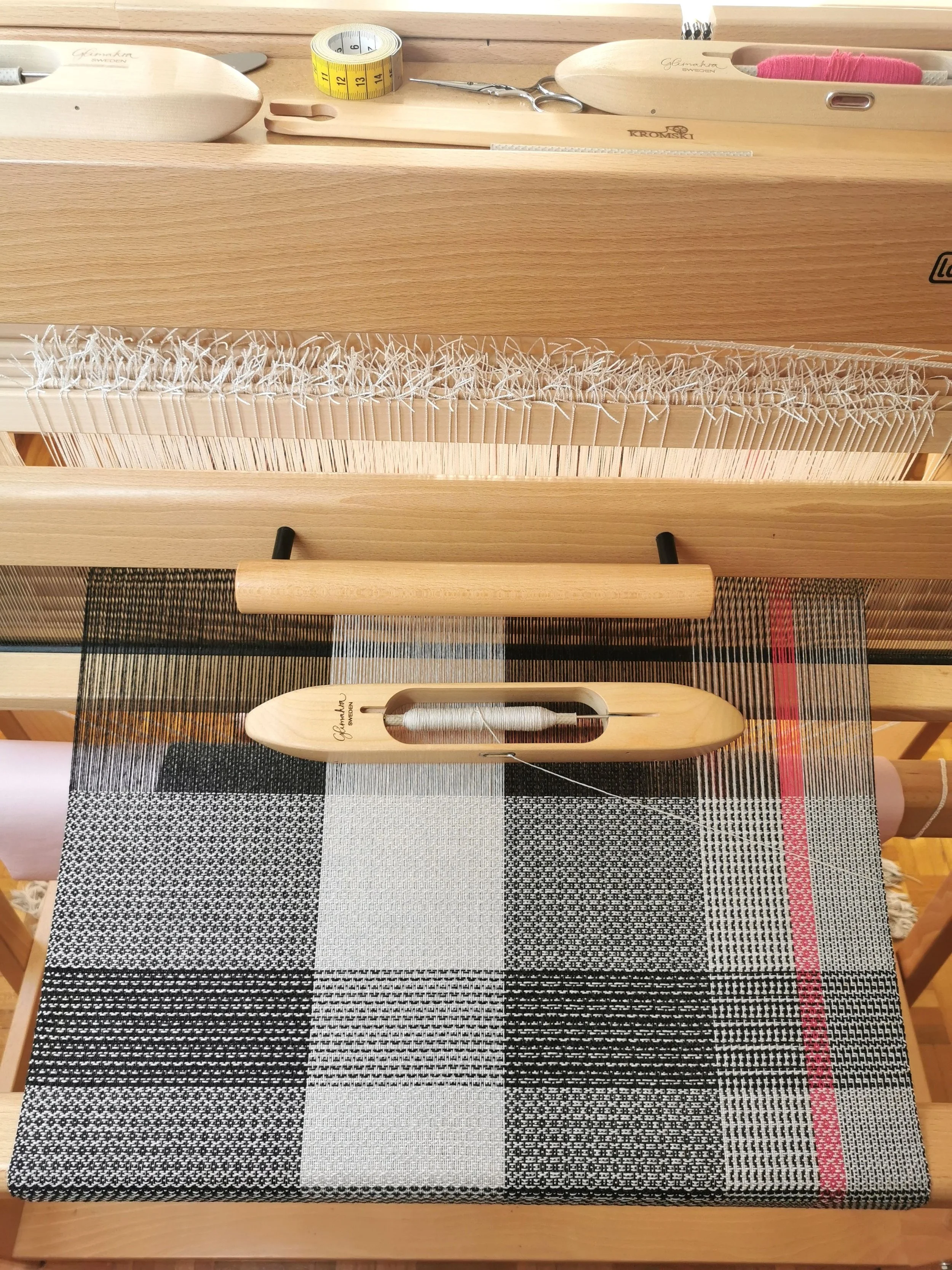 Écharpe Quadrille en cours de tissage sur métier à bras, atelier Cachemireandco