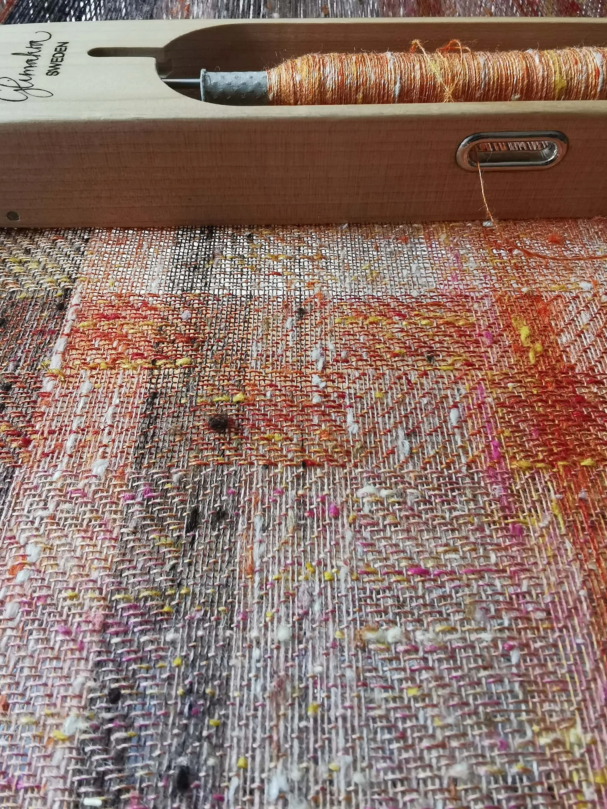 Écharpe Automne en cours de tissage sur métier à tisser, soie shantung jaspée orange et marron