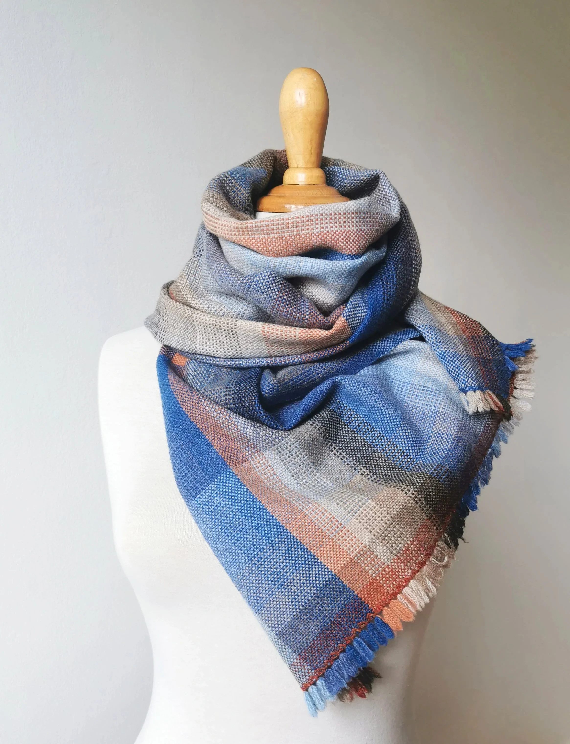 Écharpe en pur cachemire tissée main, motif à carreaux bleu et terre douce, drapée sur le buste