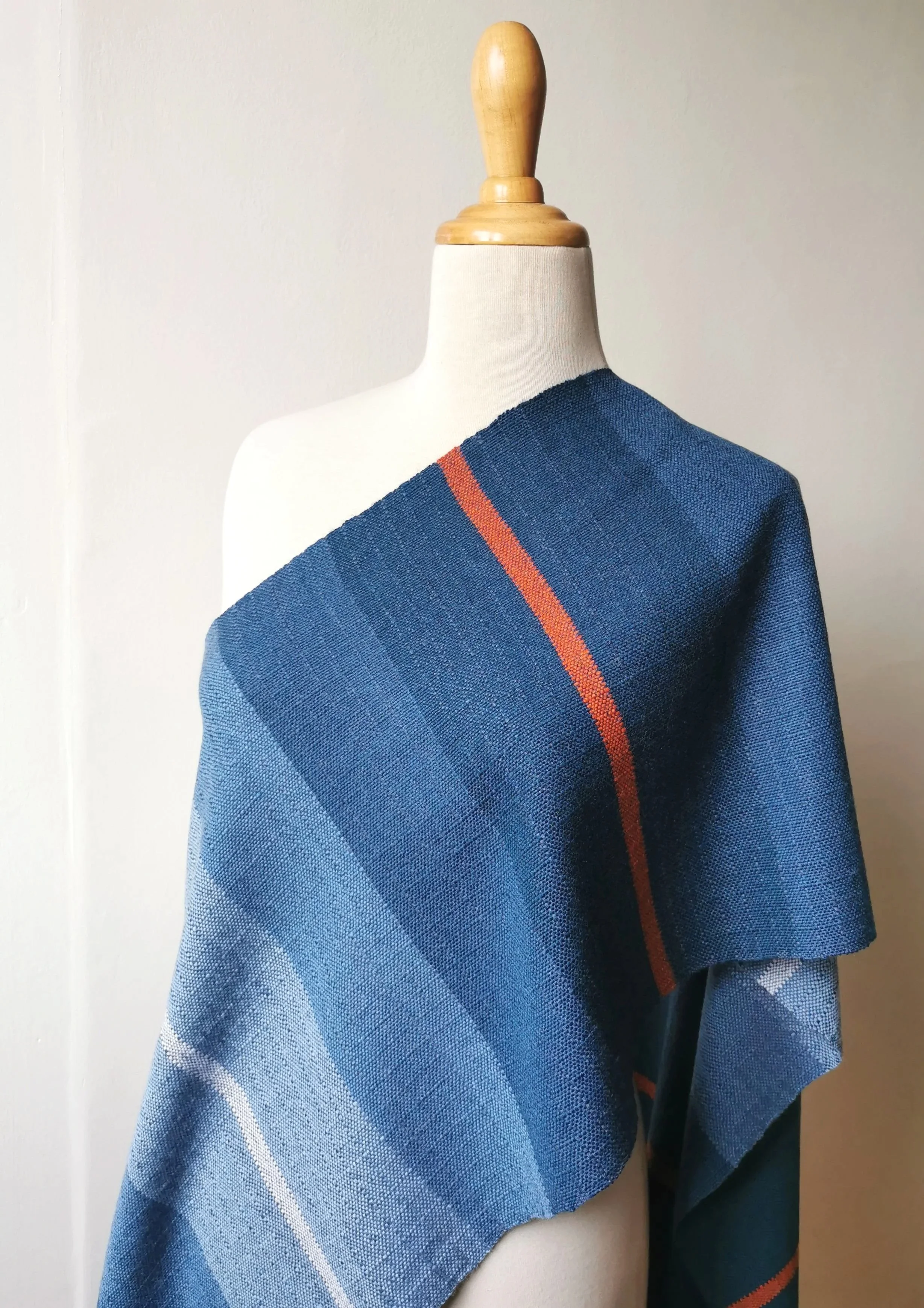 cÉcharpe en laine mérinos drapée sur une épaule, nuances de bleu et ligne sienne — Cobalt & Sienne