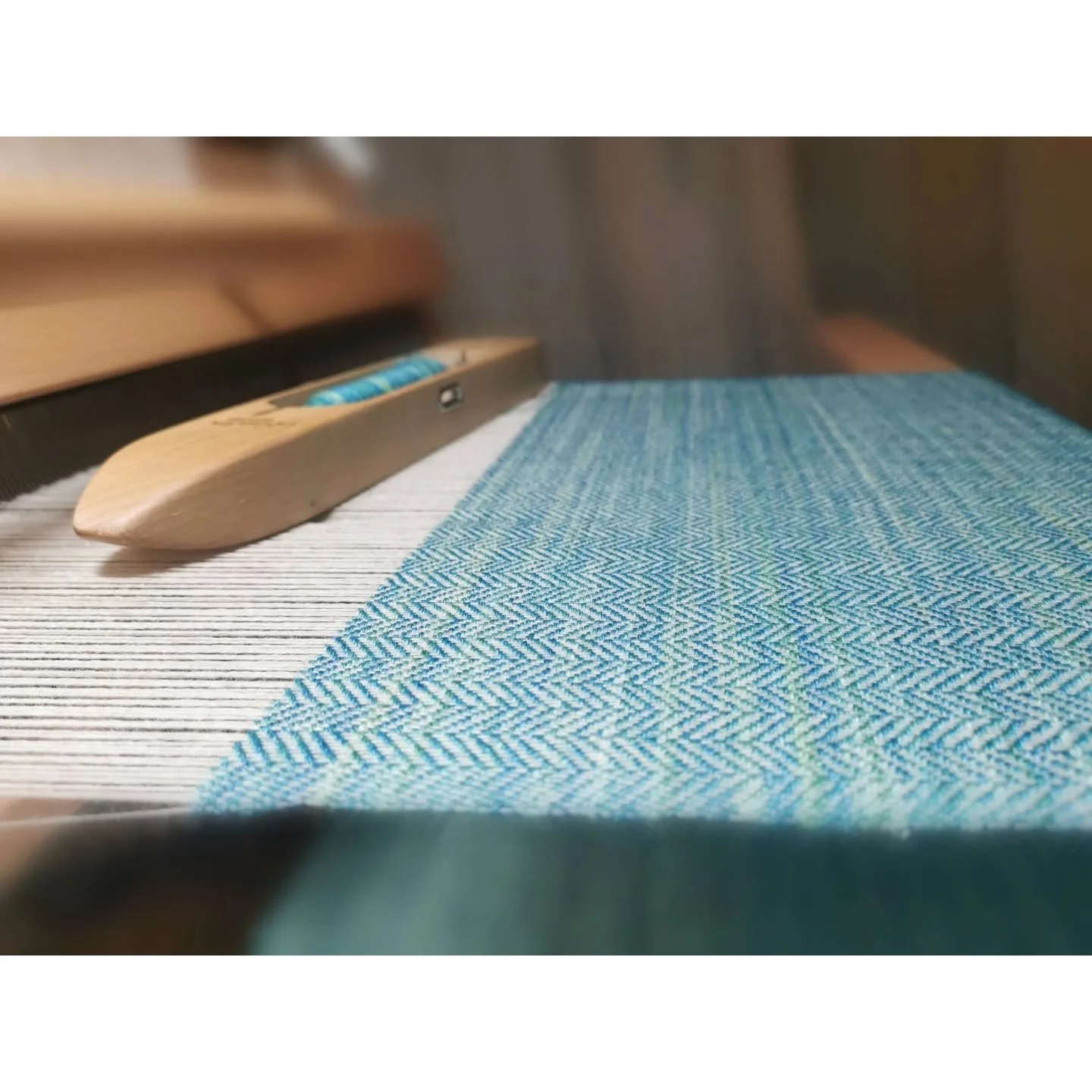 A simple herringbone structure on my @louet_worldwide David loom to allow this yarn to show off all its nuances.
@colourmartyarns 3/28 NM cashmere Earl Grey for warp and @malabrigoyarn Silkpaca Solis (70% Baby alpaca and 30% silk) for weft.
4 shafts.