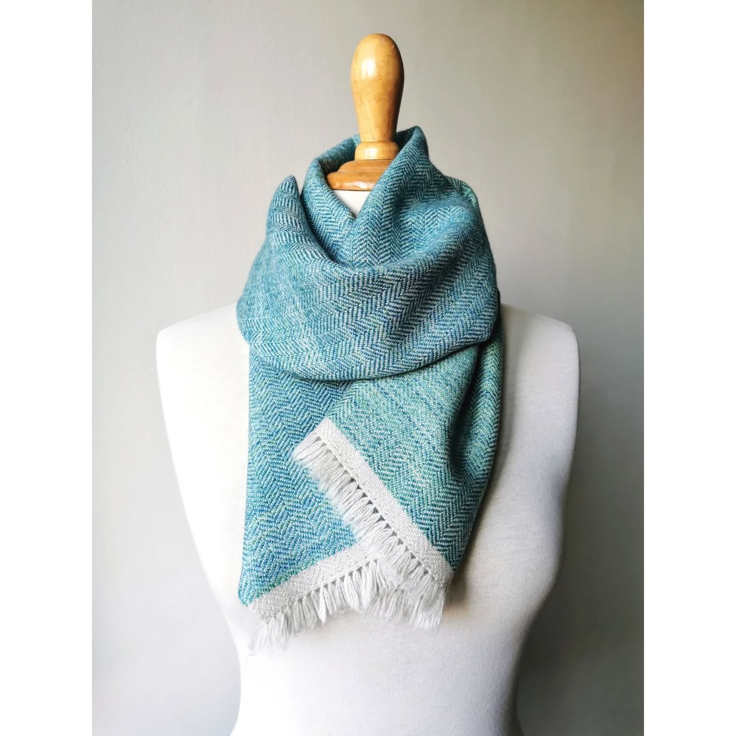 Unfortunately, I ran out of yarn before I could finish weaving the entire warp. So the scarf is a little short. I used the end of the warp to weave a piece of fabric with @malabrigoyarn lace Paris Night. I'll figure out how to use it later. 
@colourm