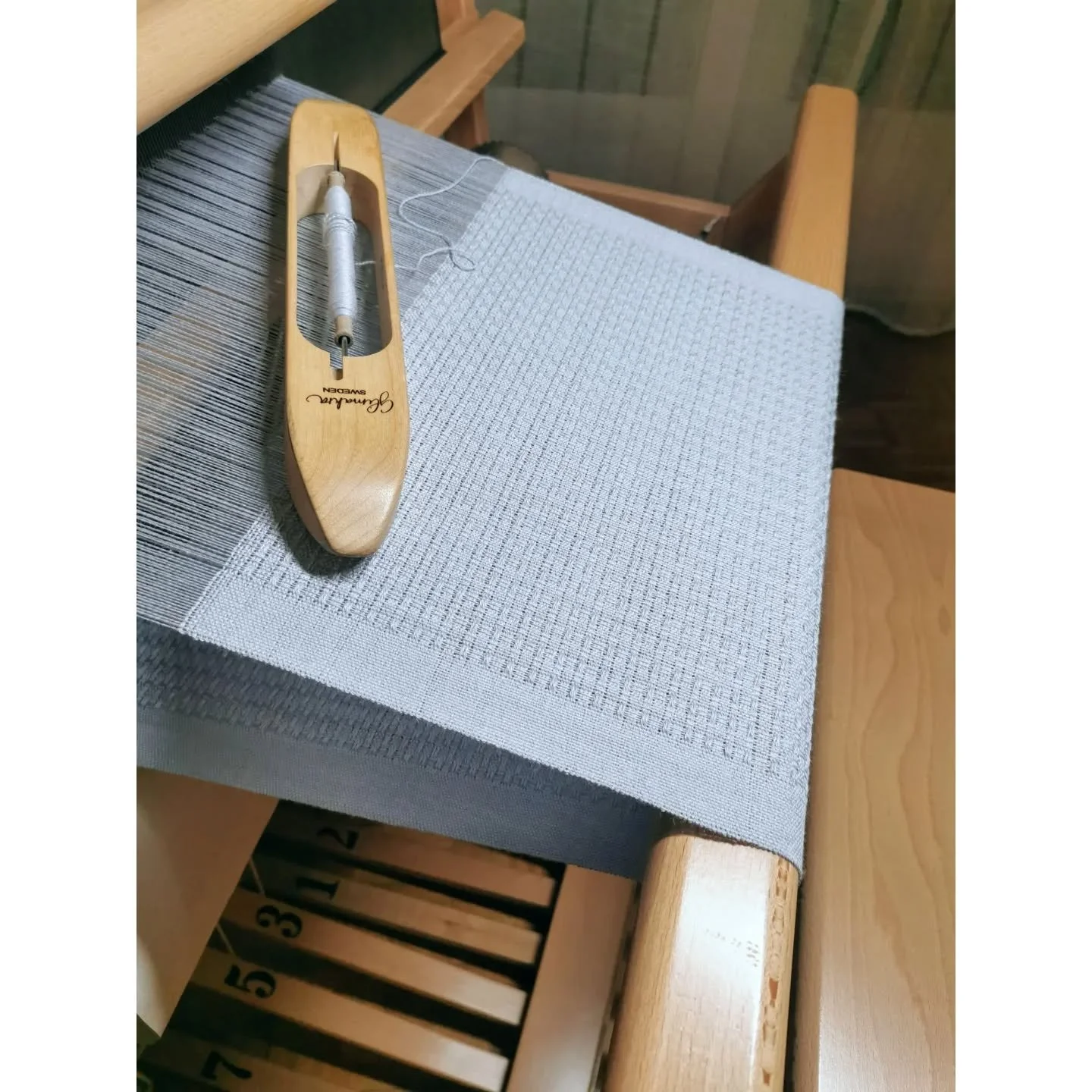 A new scarf on the loom, this time in alpaca and silk, in a lovely pale blue shade.
Huck Lace pattern, with a plain weave border.
#handweaving #weaversofinstagram #hucklace #tisserand #tissage