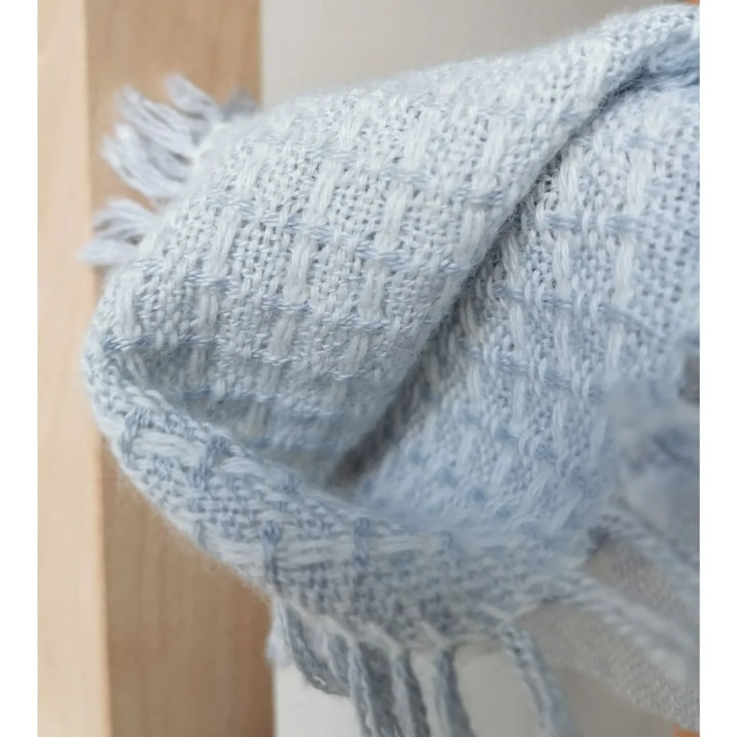 As I had some warp left over, I tried out a new weft in white cashmere. The result is very interesting. The fabric is textured but very soft and lighter and fluffier than with the alpaca and silk weft. 
Huck Lace pattern, with a plain weave border.
#