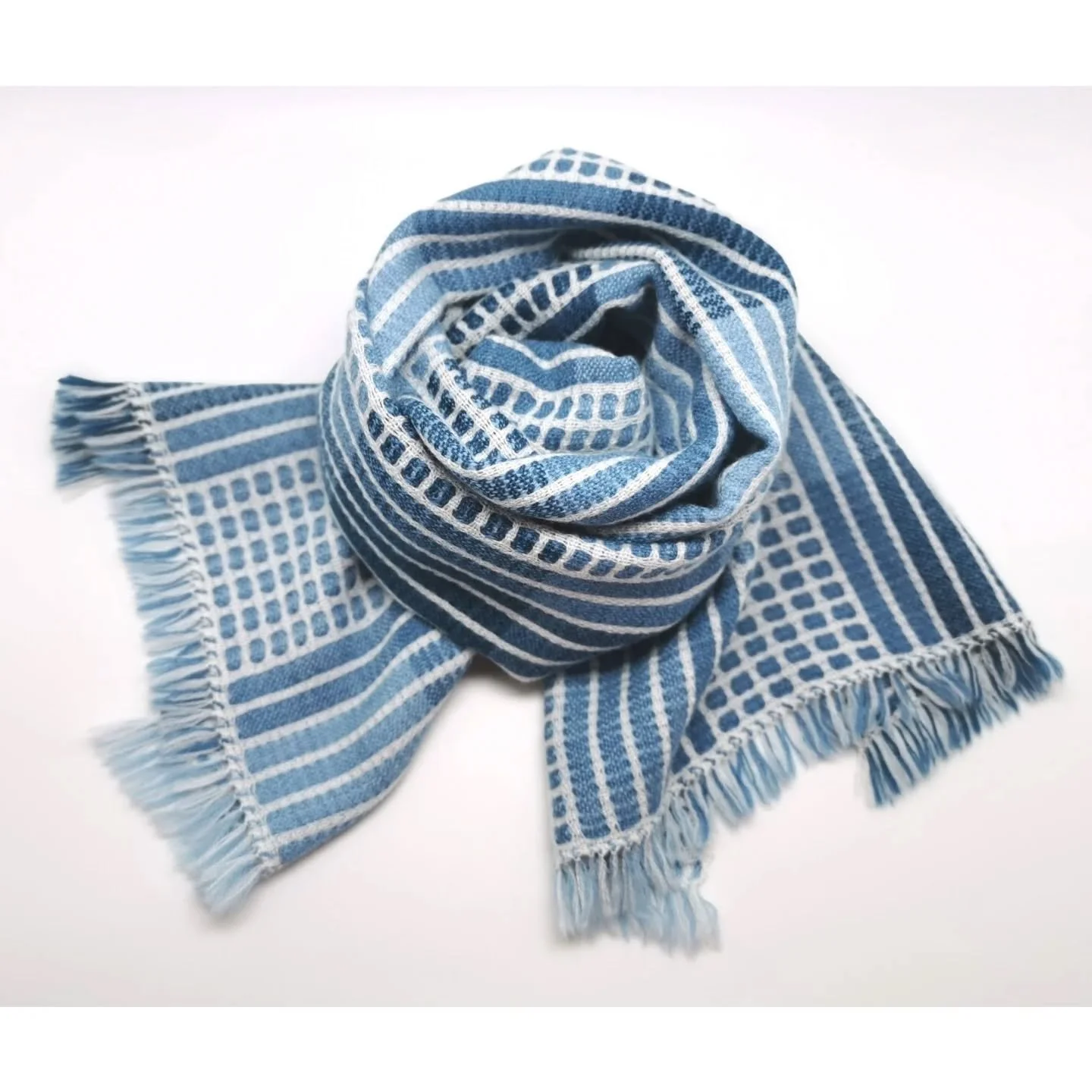 This weave confirmed that Bart and Francis' MerinoSoft Super Knit was perfect for Deflected Double Weave. The resulting fabric is very fluid and light. It is also soft and pleasant to the touch. Next time, I might try a sett of 12 ends/cm, but I'm no