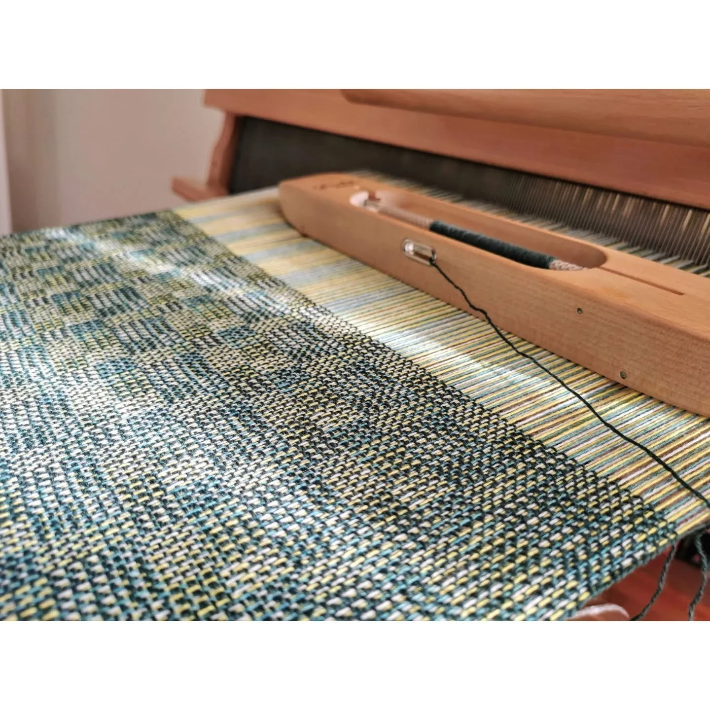 Green, yellow and white (with a ray of sunshine as a bonus) for this new cashmere scarf. I am once again using @aschlein 's Trio System, with a different pattern. It is really interesting to see the patterns that can be achieved by weaving with just 