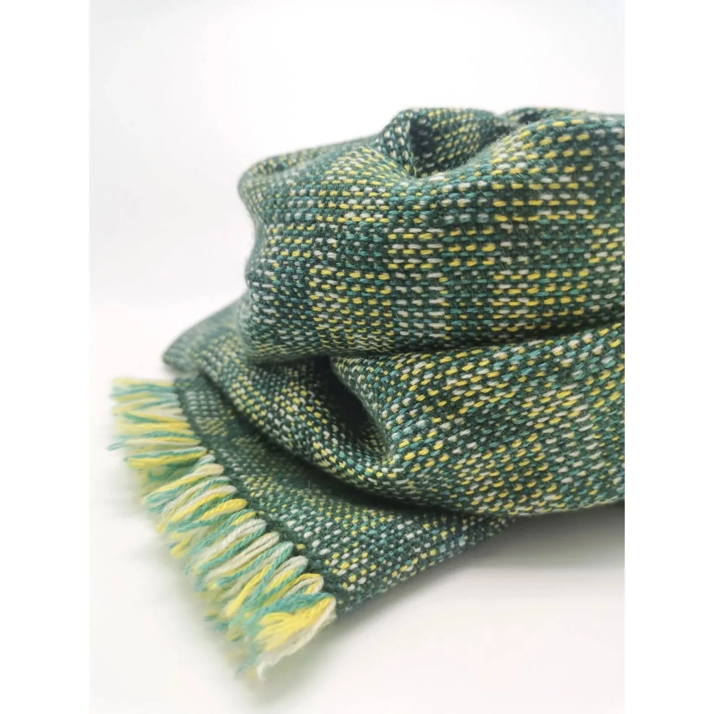 New cashmere scarf woven using @aschlein 's Trio system. I still have lots of other combinations of blocks and colours to try out to create new patterns. This technique offers so many possibilities, often with surprising results. 
#cashmerescarf #han