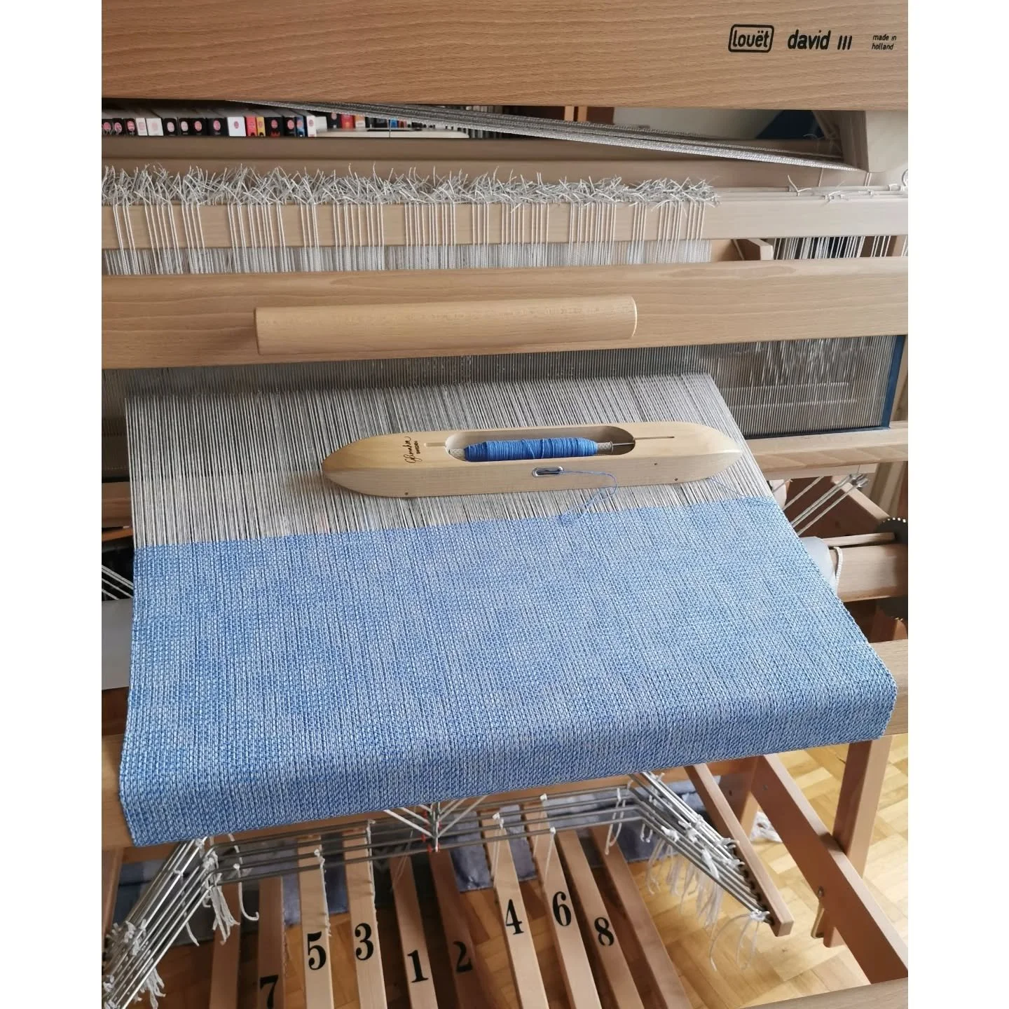 A subtle pattern using the Trio system developed by@aschlein once again. I hope it will be a little more visible when the fabric is no longer under tension and after washing.
@colourmartyarns 3/28 NM cashmere for warp and weft. Shades Ice maiden and 