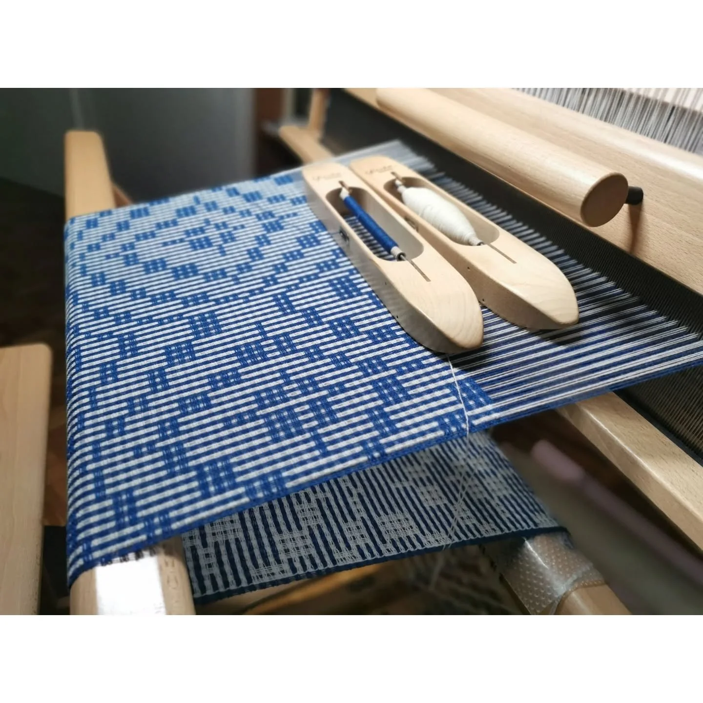 Testing a new pattern in Deflected Double Weave on my @louet_worldwide David loom. I chose contrasting colours for this first trial. The aim is to then weave this design using similar colours, so that the pattern blends into the background and is les