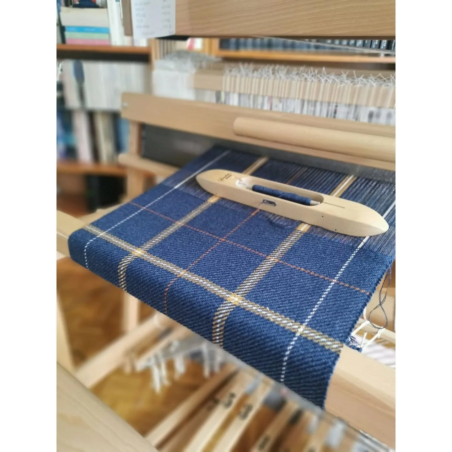 A more classic weave on my @louet_worldwide David loom.
@knollyarns 2/28 NM merino lambswool Sherburn Denim, Antique Gold, Sunset and Ecru, held double.
-------
Un tissage plus classique sur mon m&eacute;tier.
Pure laine d'agneau merinos.
#handwoven 