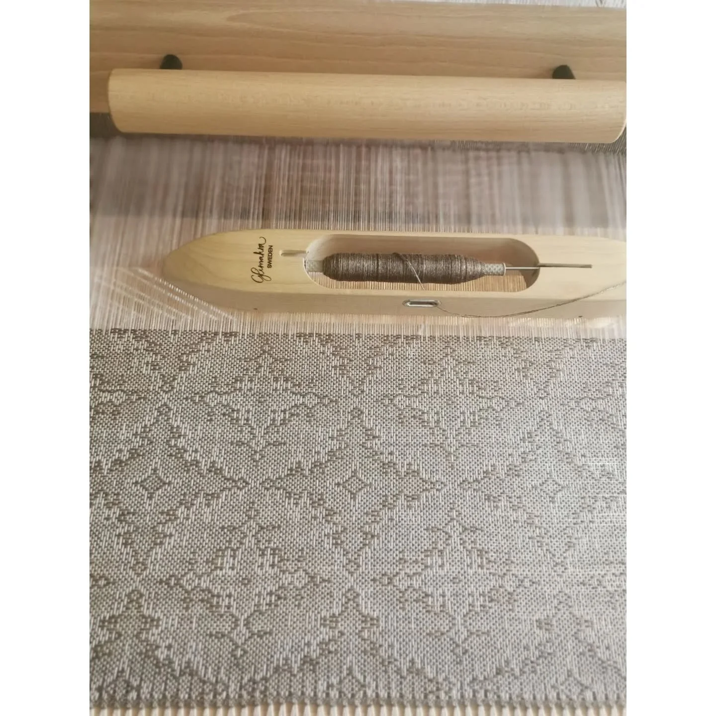 New project on my @louet_worldwide David loom. 
This beautiful pattern looks like lace.
@colourmartyarns cashmere and silk for warp and weft.
&mdash;------
Nouvel ouvrage sur mon m&eacute;tier David de @louet_worldwide.
Ce motif me fait penser &agrav